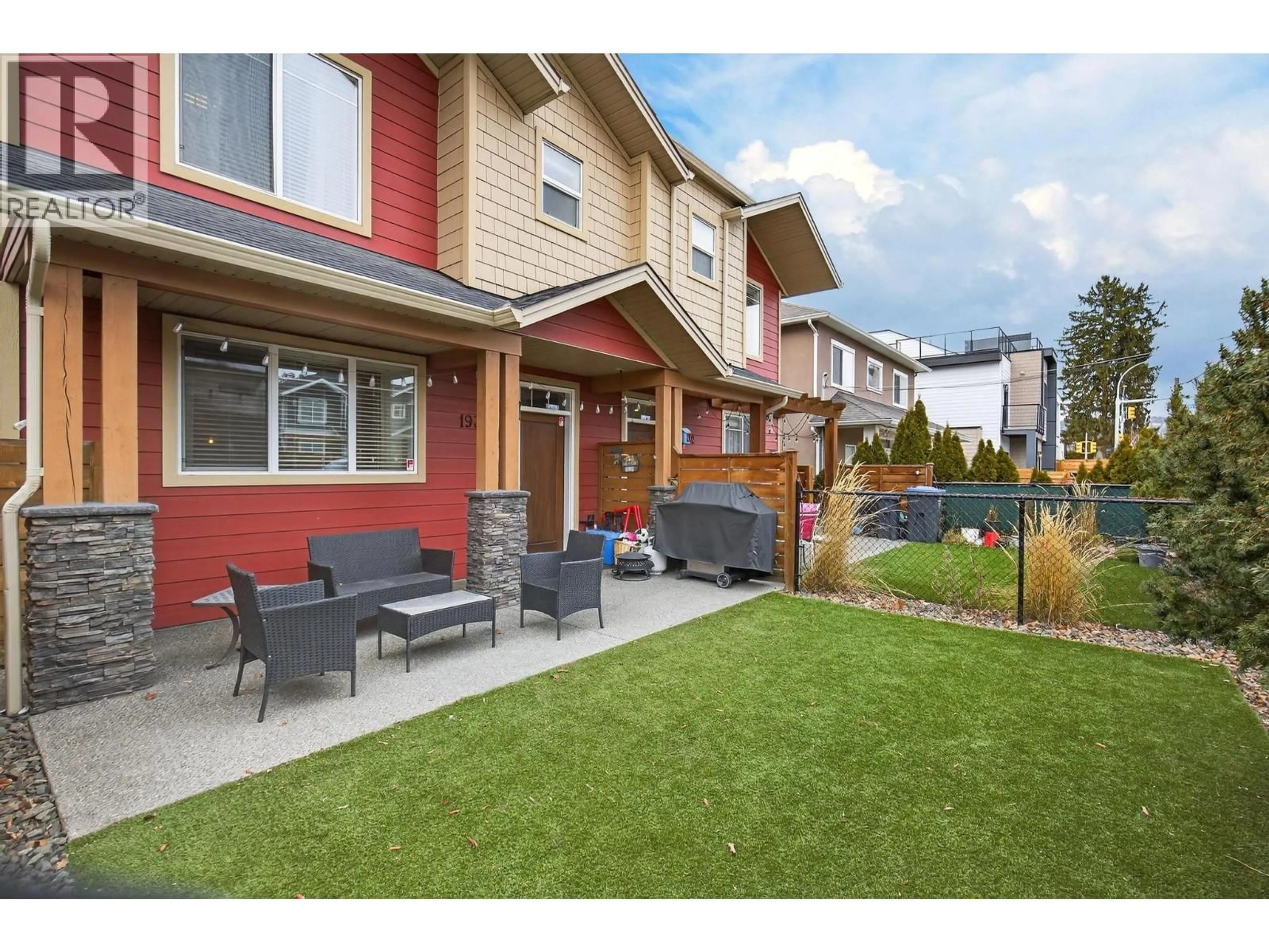 Patio, street for 1934 ETHEL STREET, Kelowna British Columbia V1Y2Z5