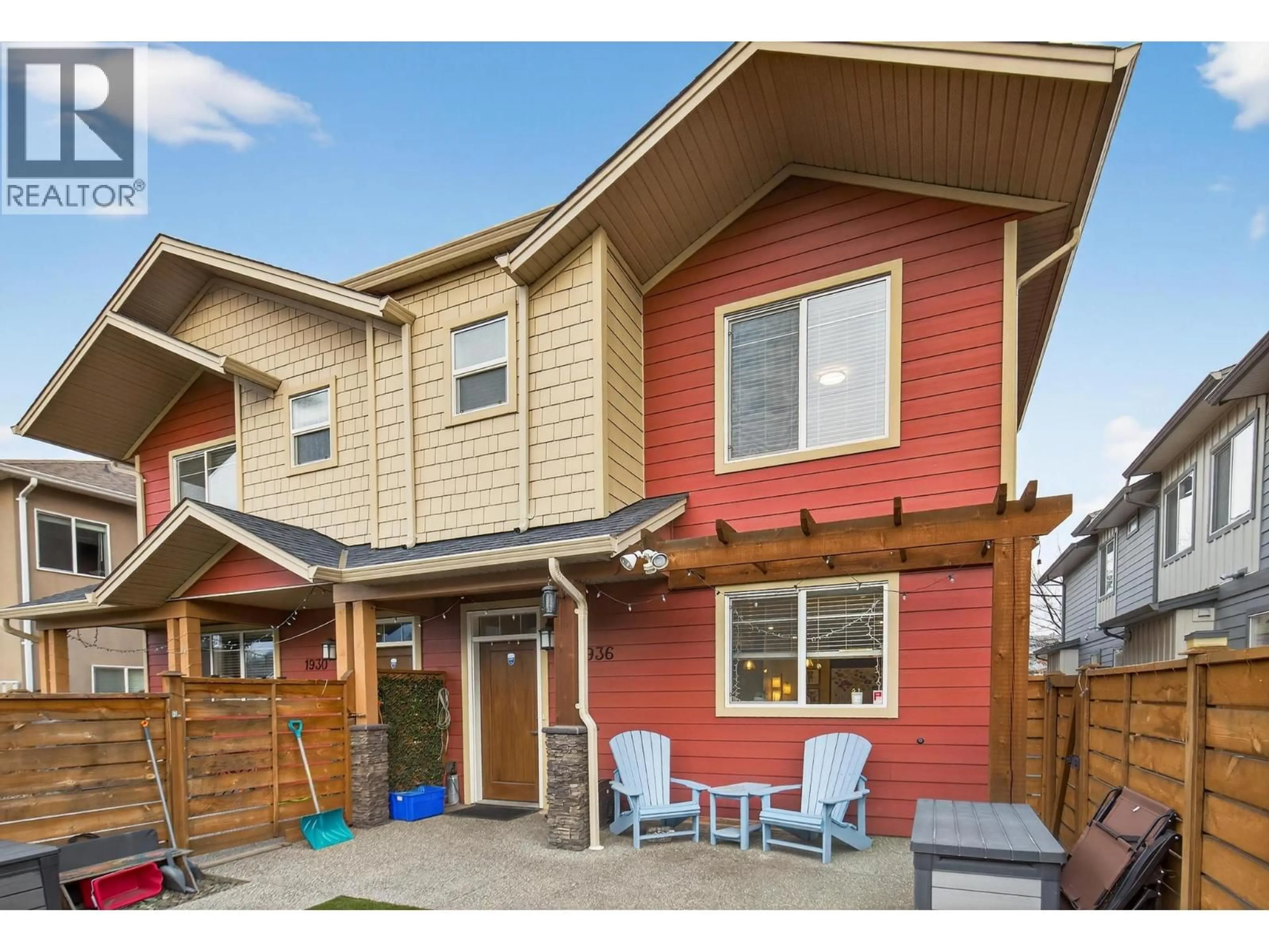 Home with vinyl exterior material, street for 1936 ETHEL STREET, Kelowna British Columbia V1Y2Z5