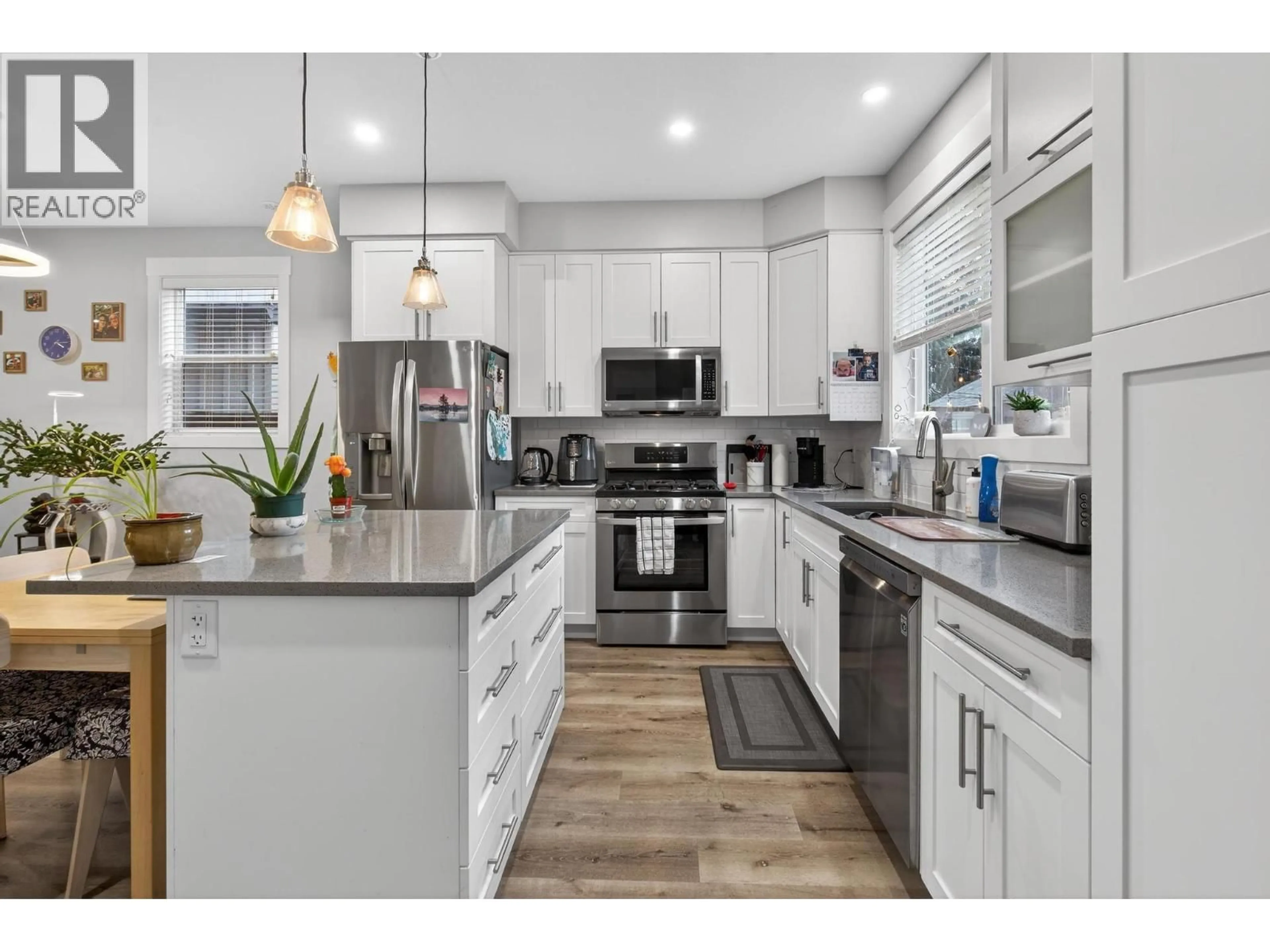 Open concept kitchen, unknown for 1936 ETHEL STREET, Kelowna British Columbia V1Y2Z5