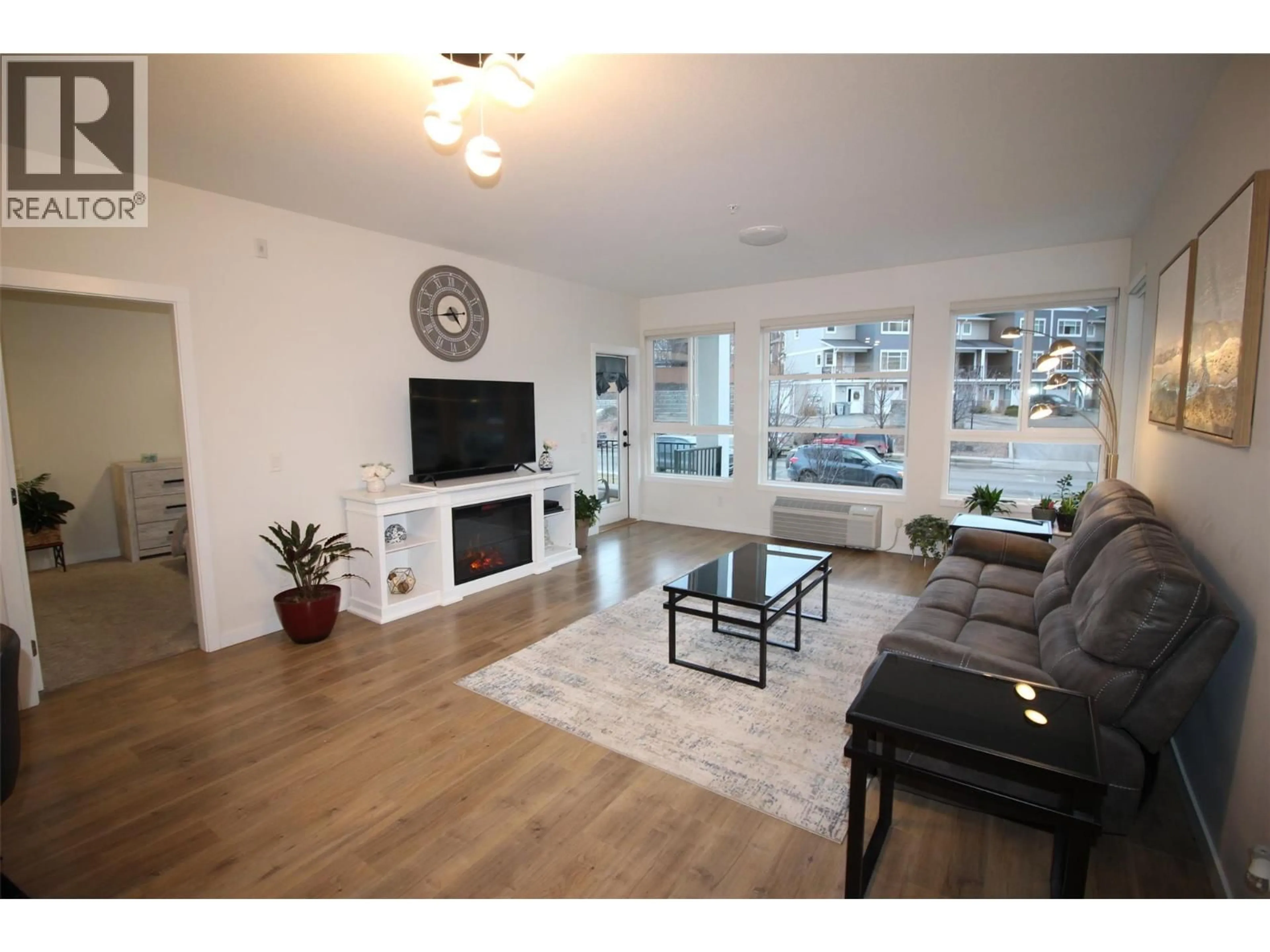 Living room with furniture, wood/laminate floor for 204 - 1880 HUGH ALLAN DRIVE, Kamloops British Columbia V1S0E8