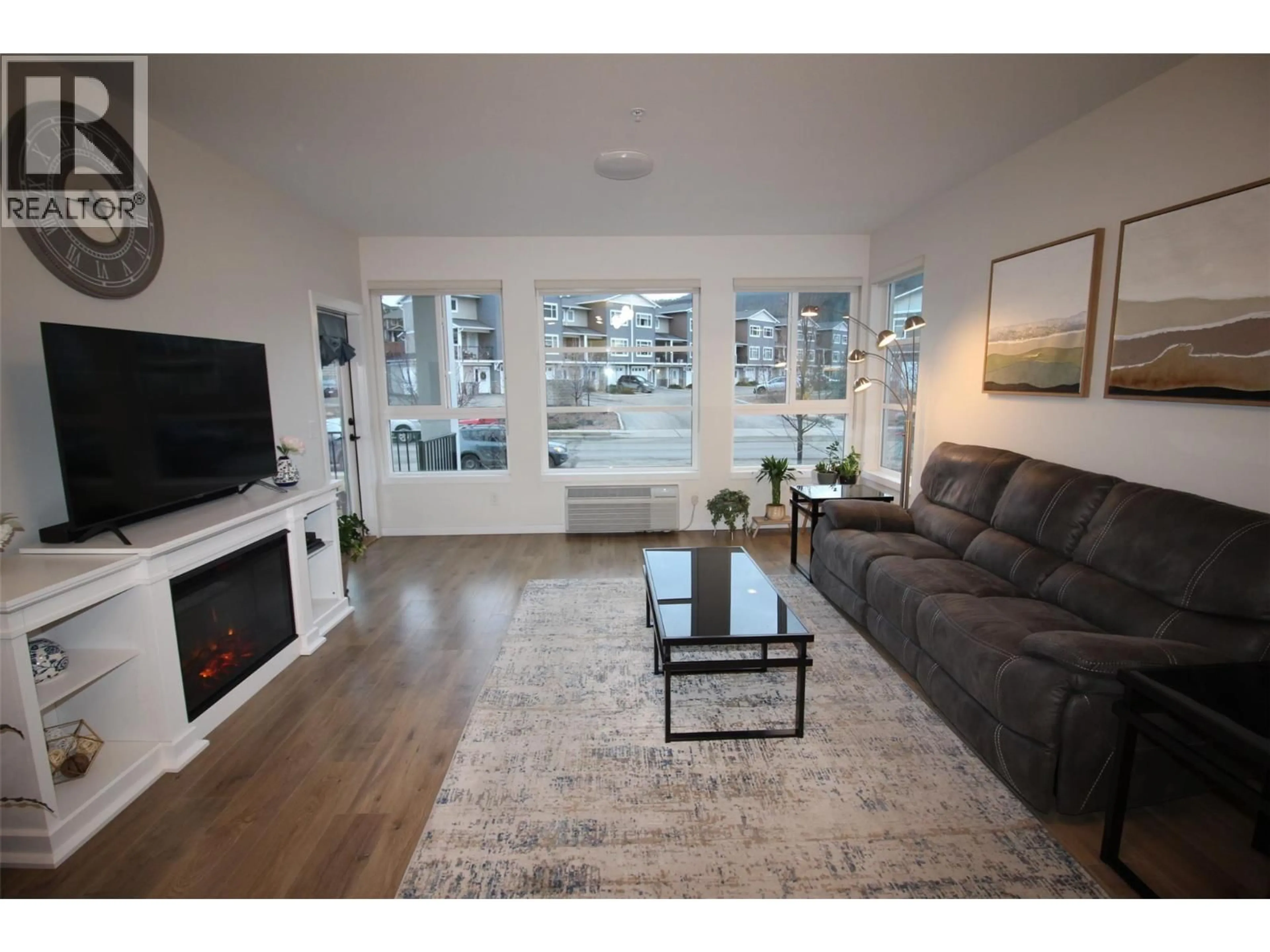 Living room with furniture, wood/laminate floor for 204 - 1880 HUGH ALLAN DRIVE, Kamloops British Columbia V1S0E8