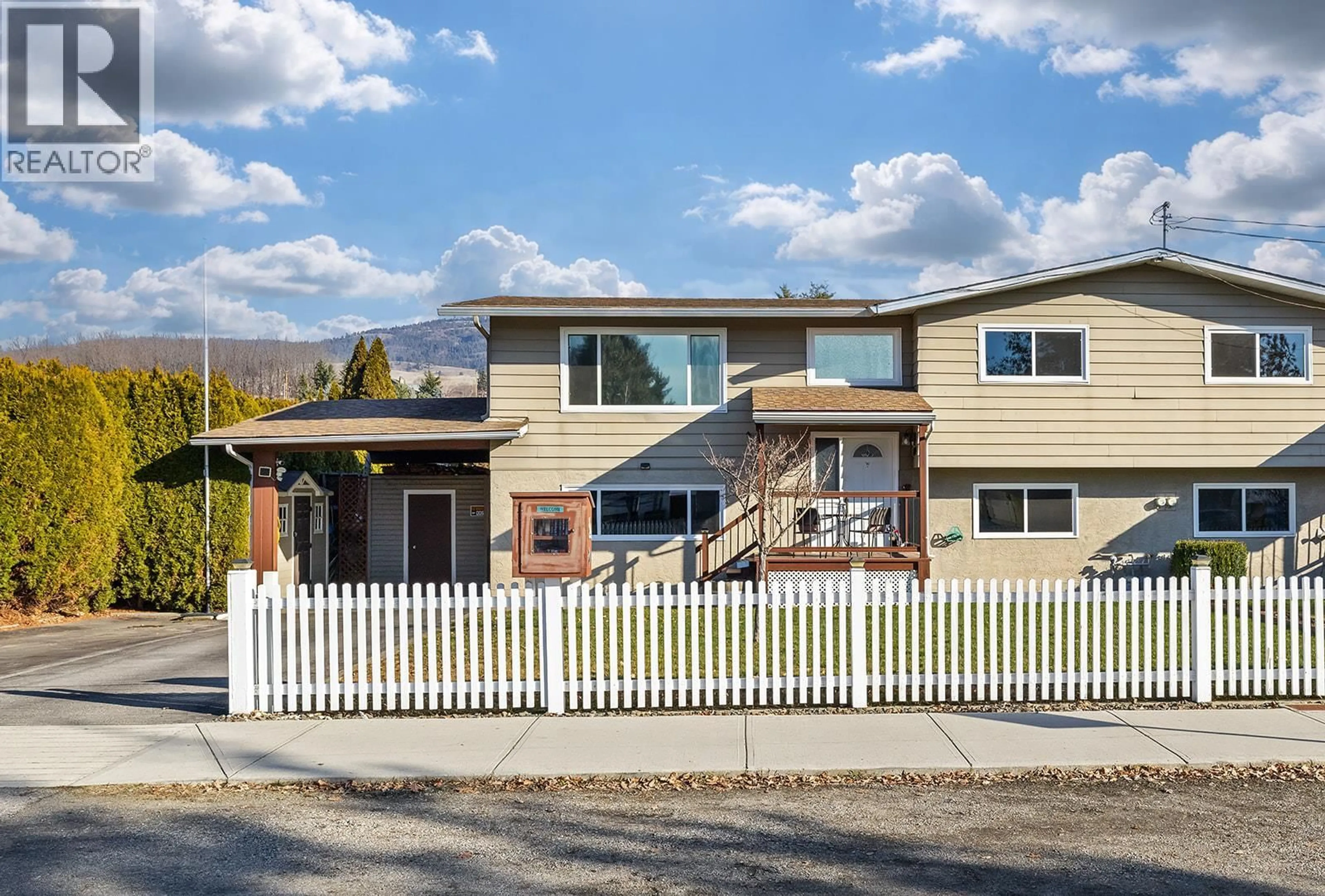 Home with vinyl exterior material, mountain view for 565 HEMLOCK ROAD, Kelowna British Columbia V1X4W8