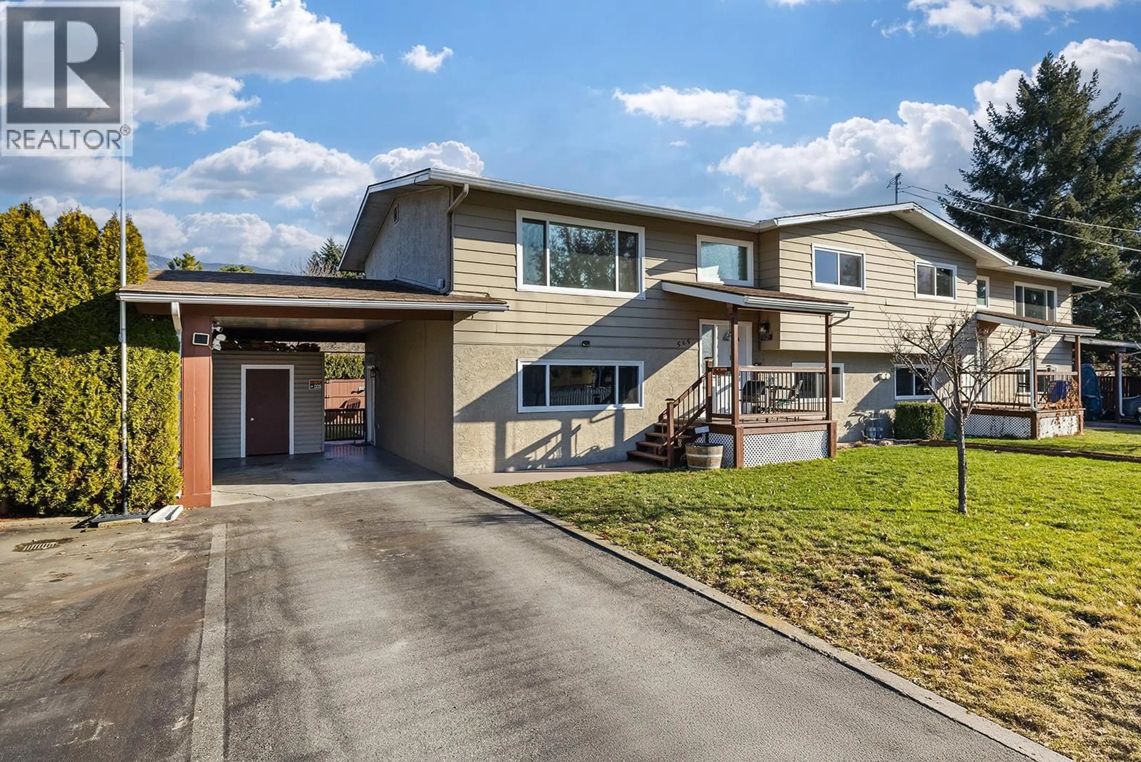 Home with vinyl exterior material, street for 565 HEMLOCK ROAD, Kelowna British Columbia V1X4W8