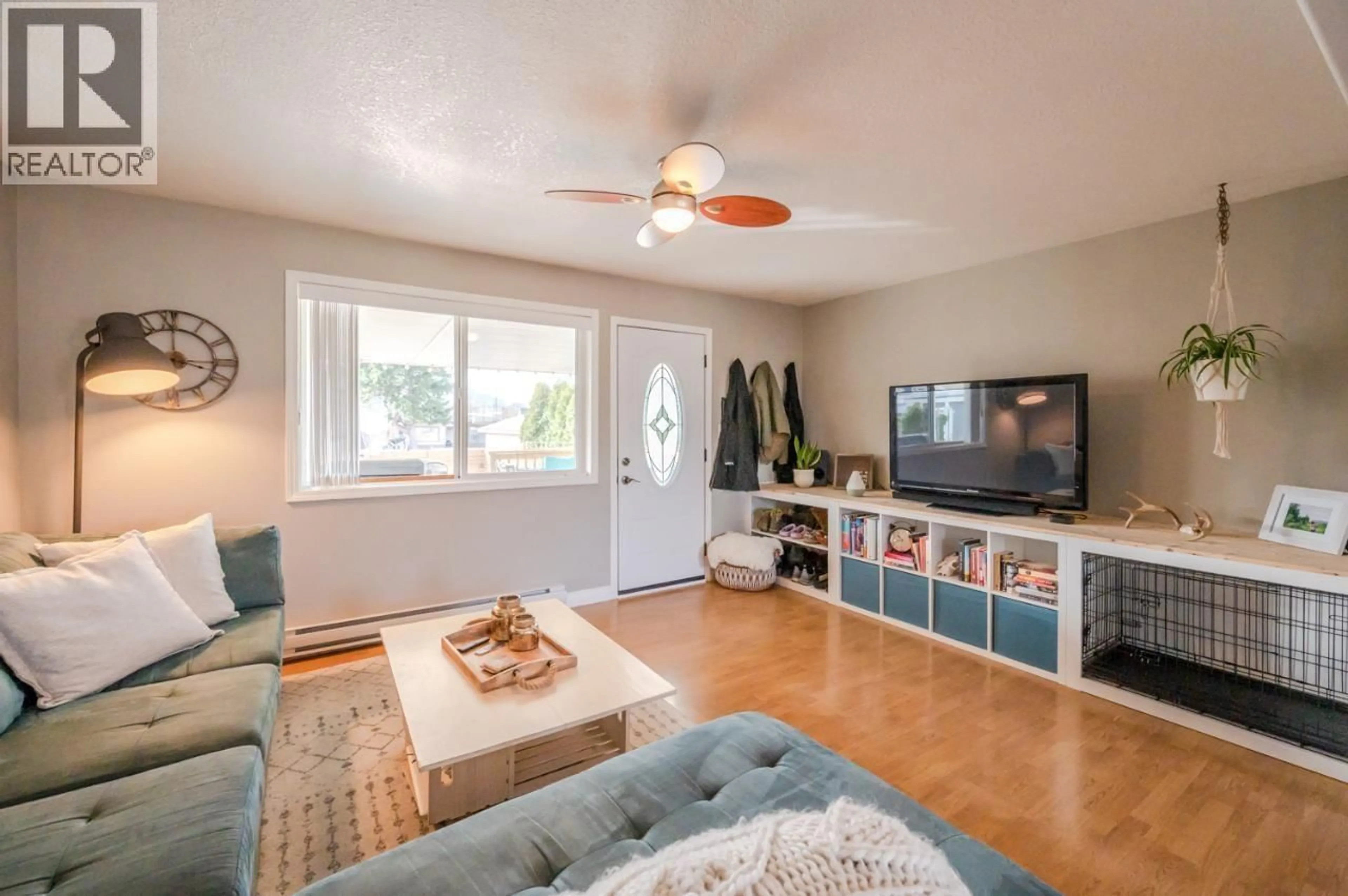 Living room with furniture, unknown for 764 PENTICTON AVENUE, Penticton British Columbia V2A2M8