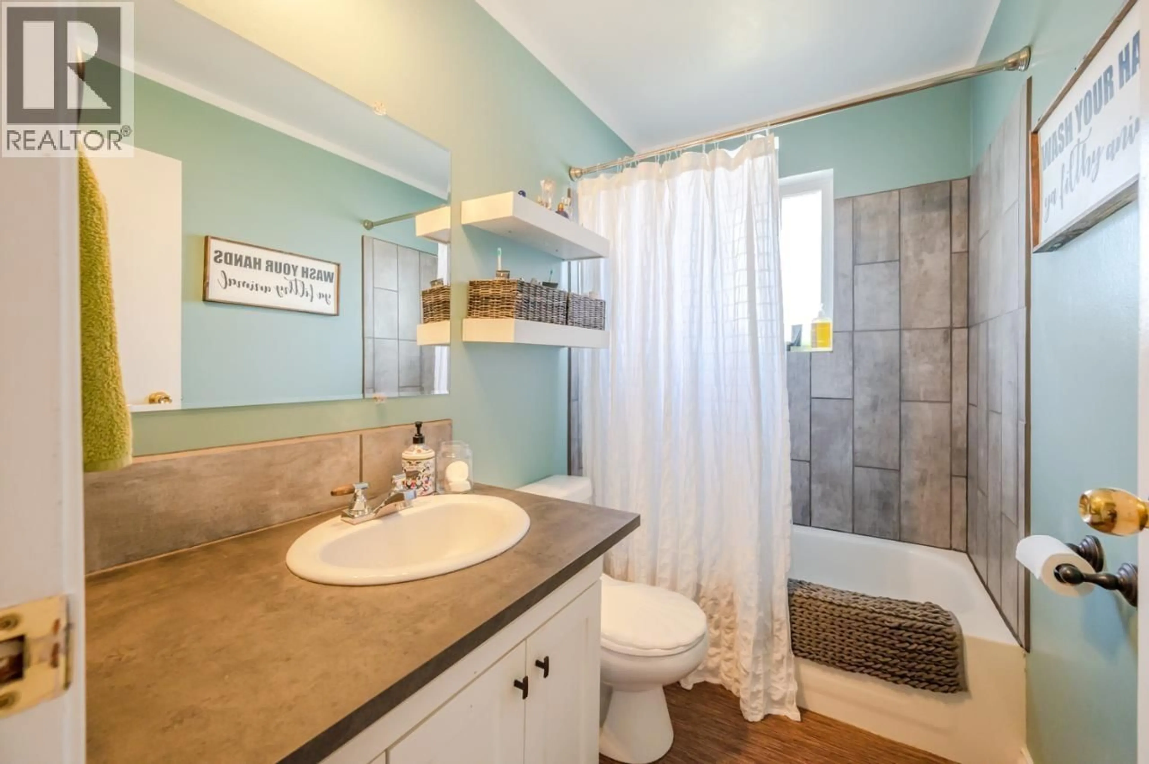 Standard bathroom, ceramic/tile floor for 764 PENTICTON AVENUE, Penticton British Columbia V2A2M8