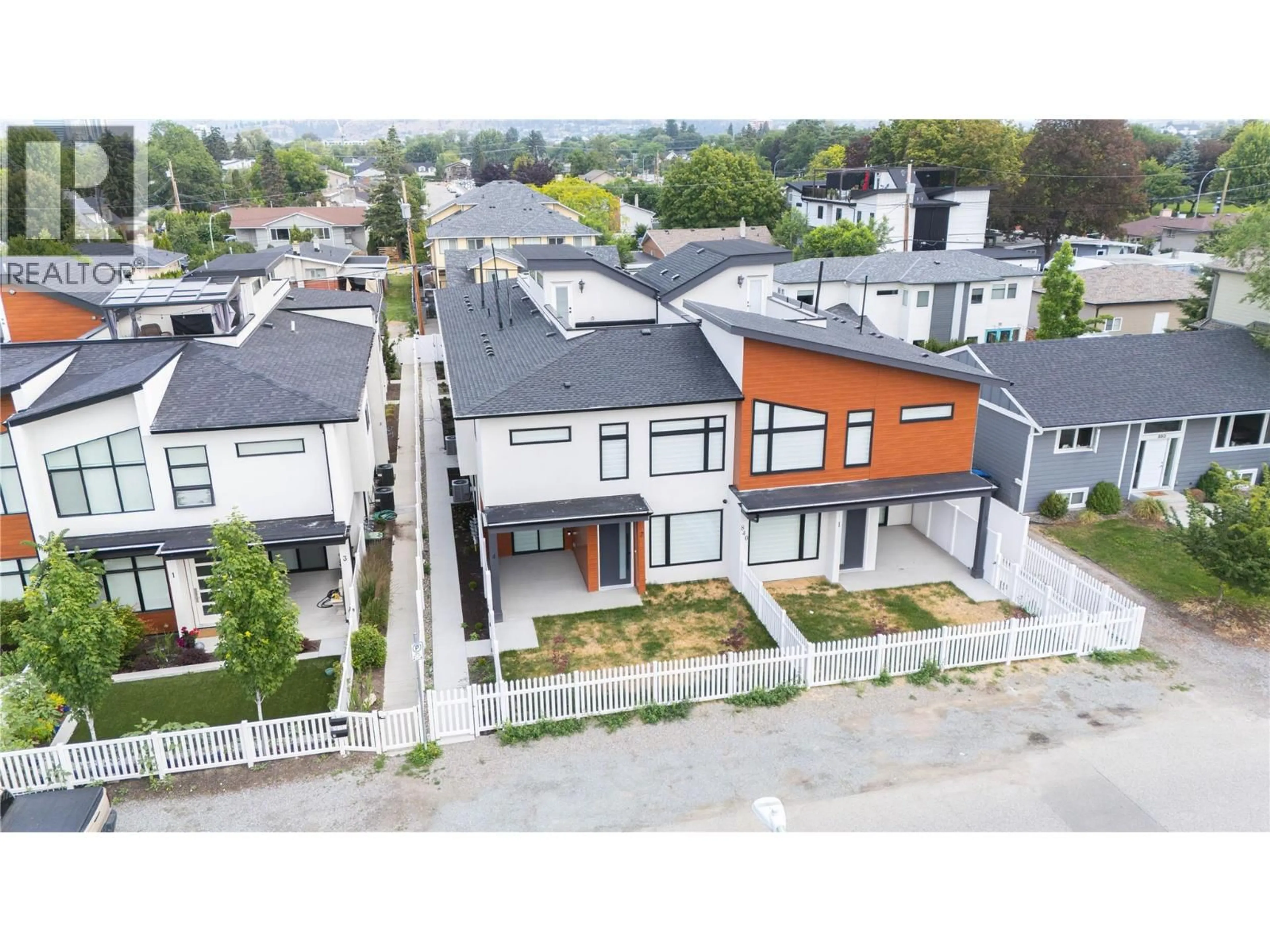 A pic from outside/outdoor area/front of a property/back of a property/a pic from drone, street for 2 - 840 GRENFELL AVE AVENUE, Kelowna British Columbia V1Y5J4
