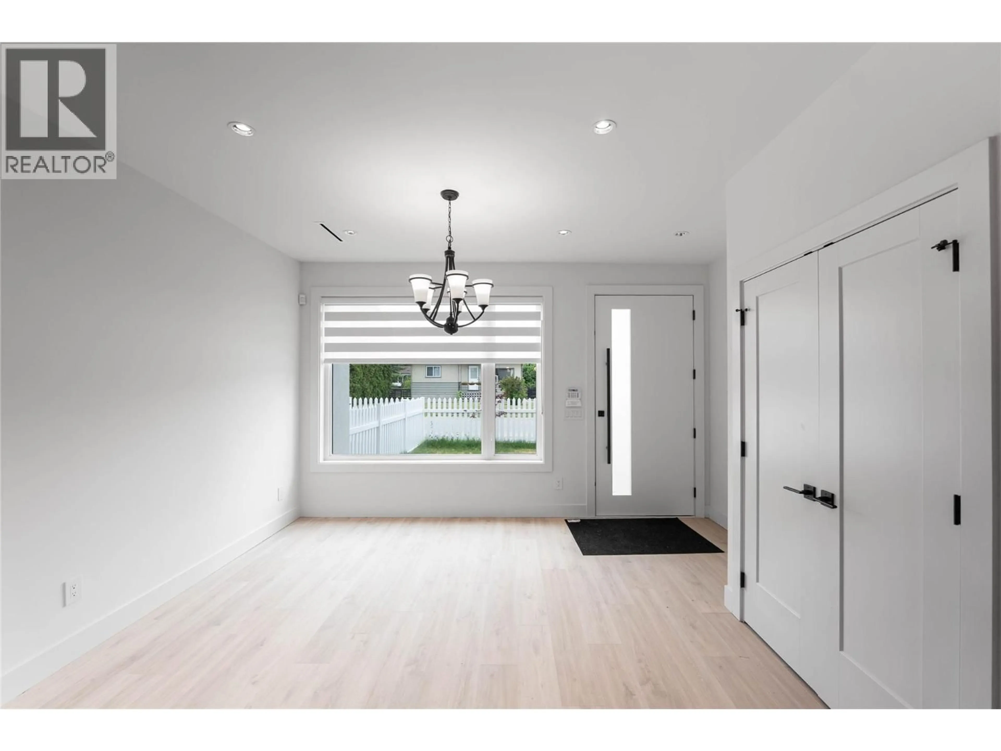 Indoor entryway for 2 - 840 GRENFELL AVE AVENUE, Kelowna British Columbia V1Y5J4