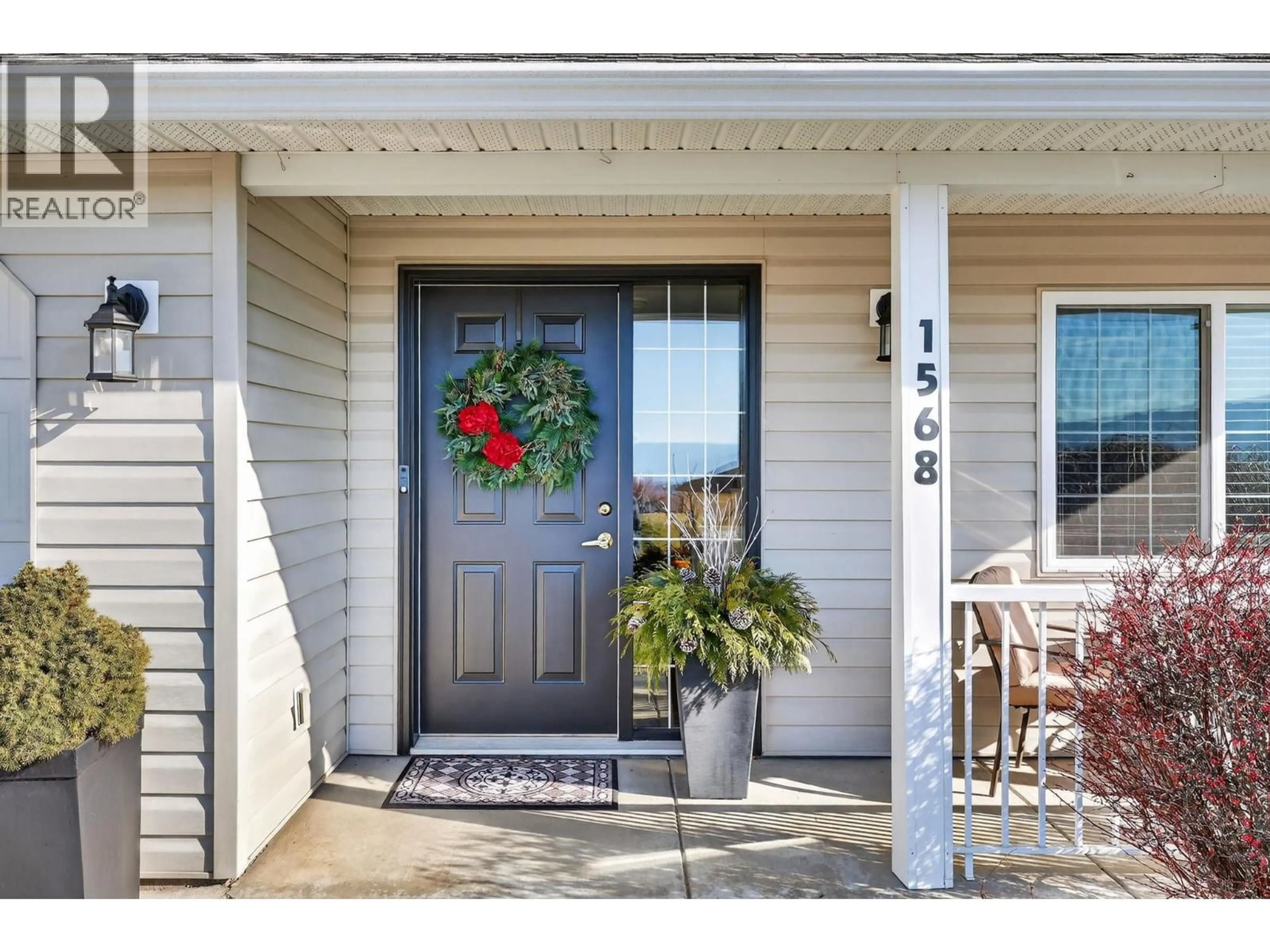 Indoor entryway for 1568 LONGLEY CRESCENT, Kelowna British Columbia V1P1M9