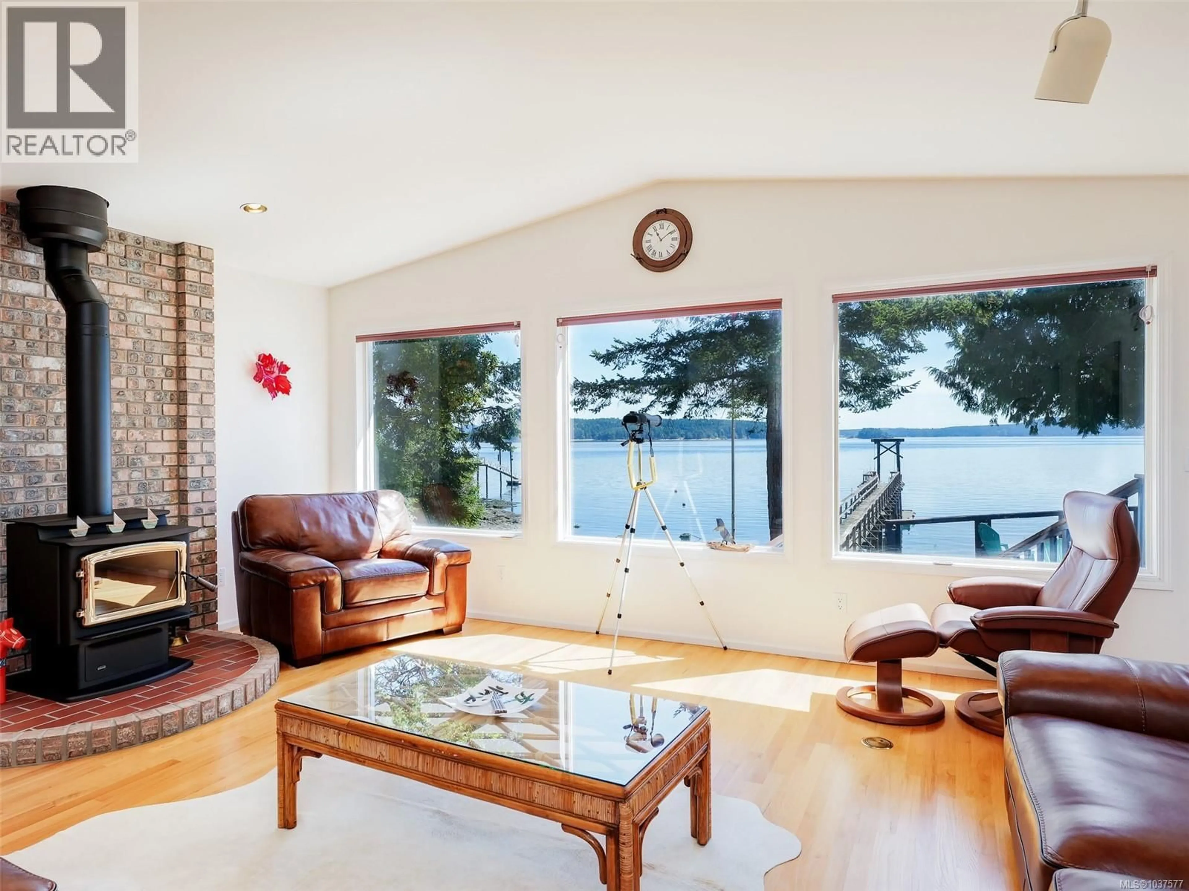 Living room with furniture, unknown for 85 MCKENZIE CRESCENT, Piers Island British Columbia V8L5Y7