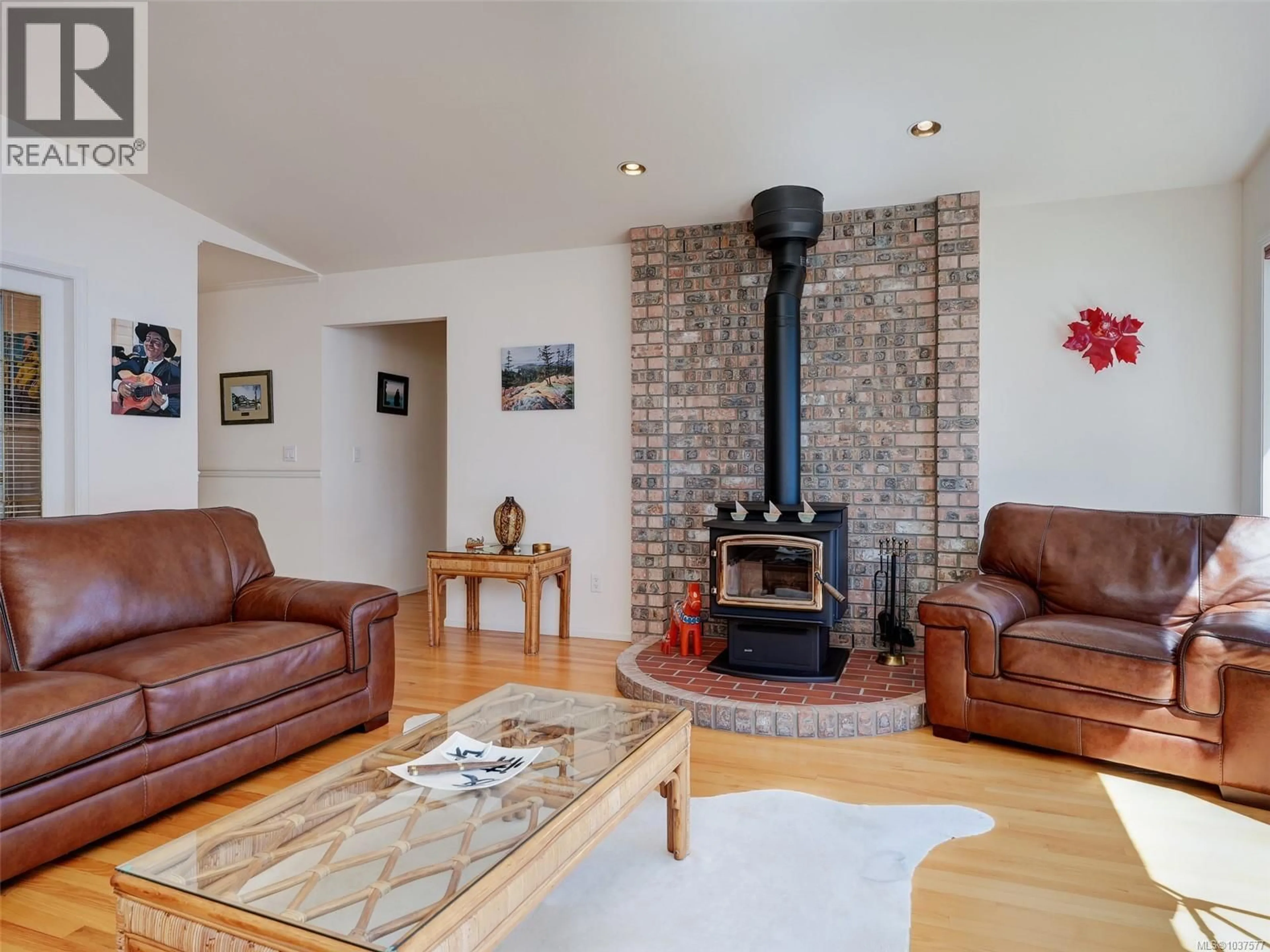 Living room with furniture, unknown for 85 MCKENZIE CRESCENT, Piers Island British Columbia V8L5Y7