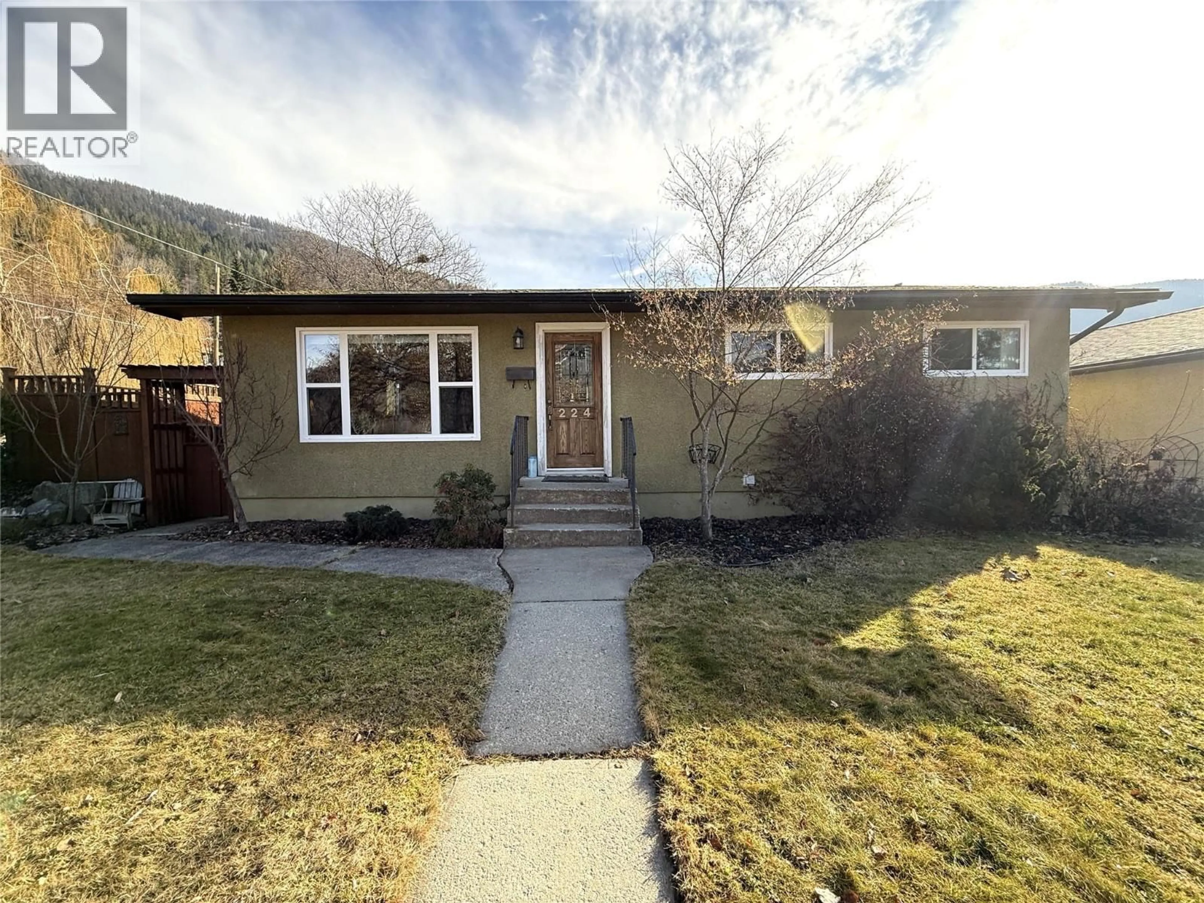 Home with vinyl exterior material, street for 224 HOWE STREET, Nelson British Columbia V1L5M8