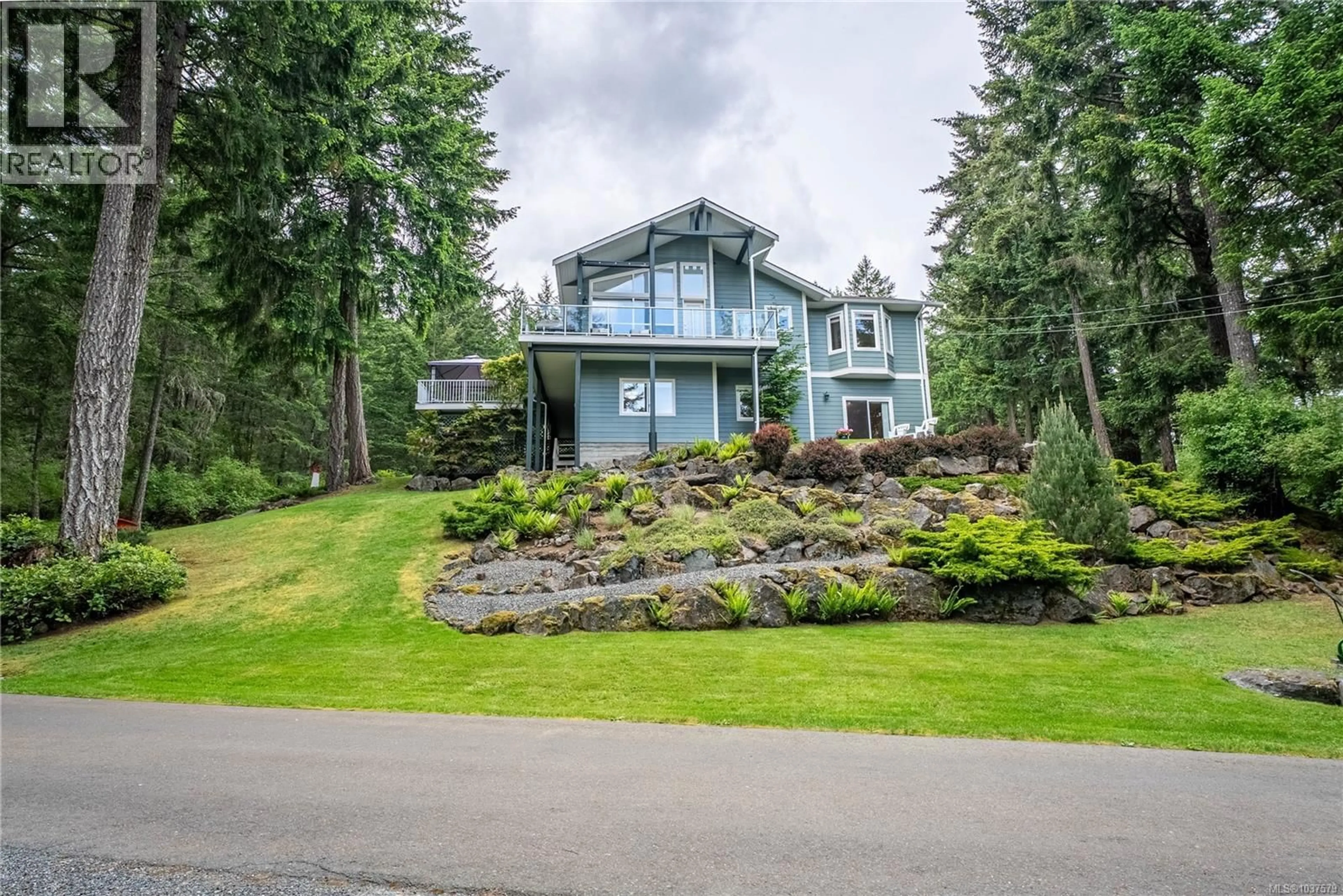 A pic from outside/outdoor area/front of a property/back of a property/a pic from drone, water/lake/river/ocean view for 601 HIGHLANDS PARK TERRACE, Highlands British Columbia V9B6G5