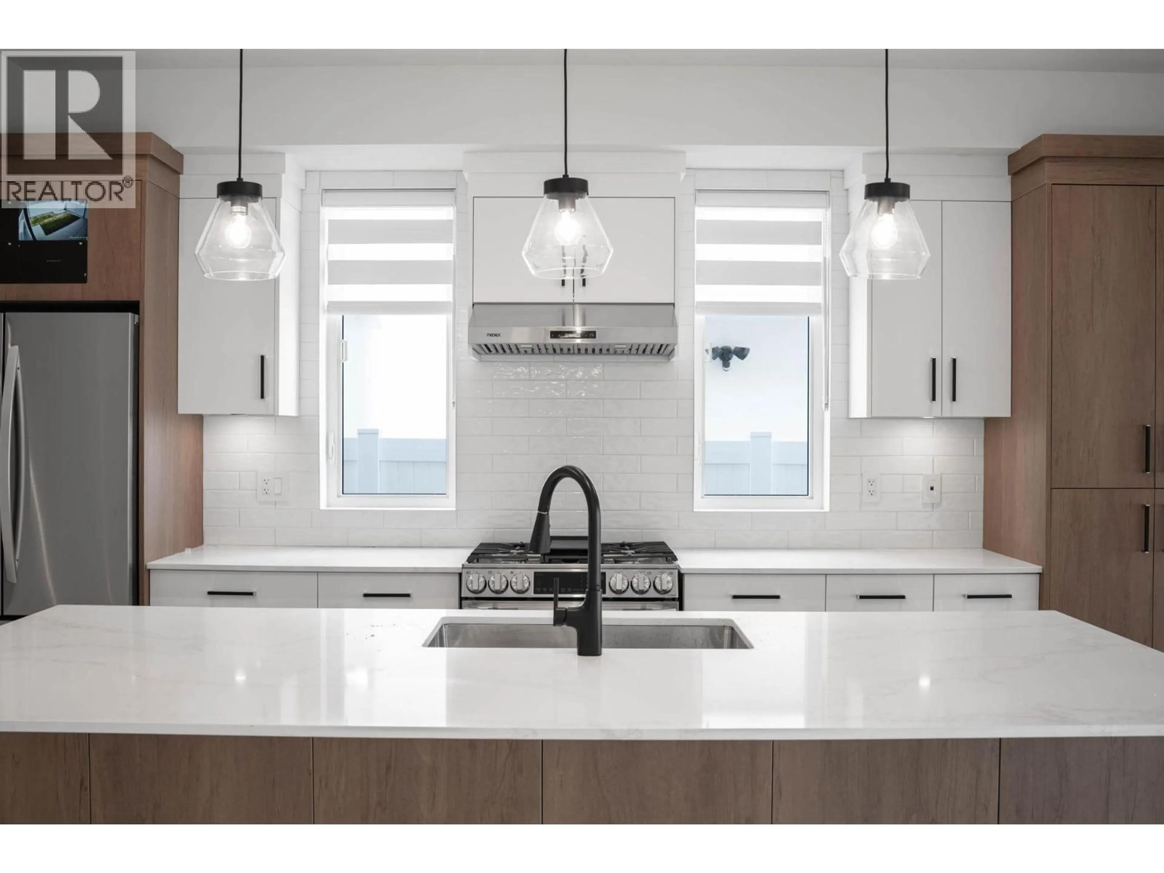 Contemporary kitchen, ceramic/tile floor for 4 - 840 GRENFELL AVENUE, Kelowna British Columbia V1Y5J4