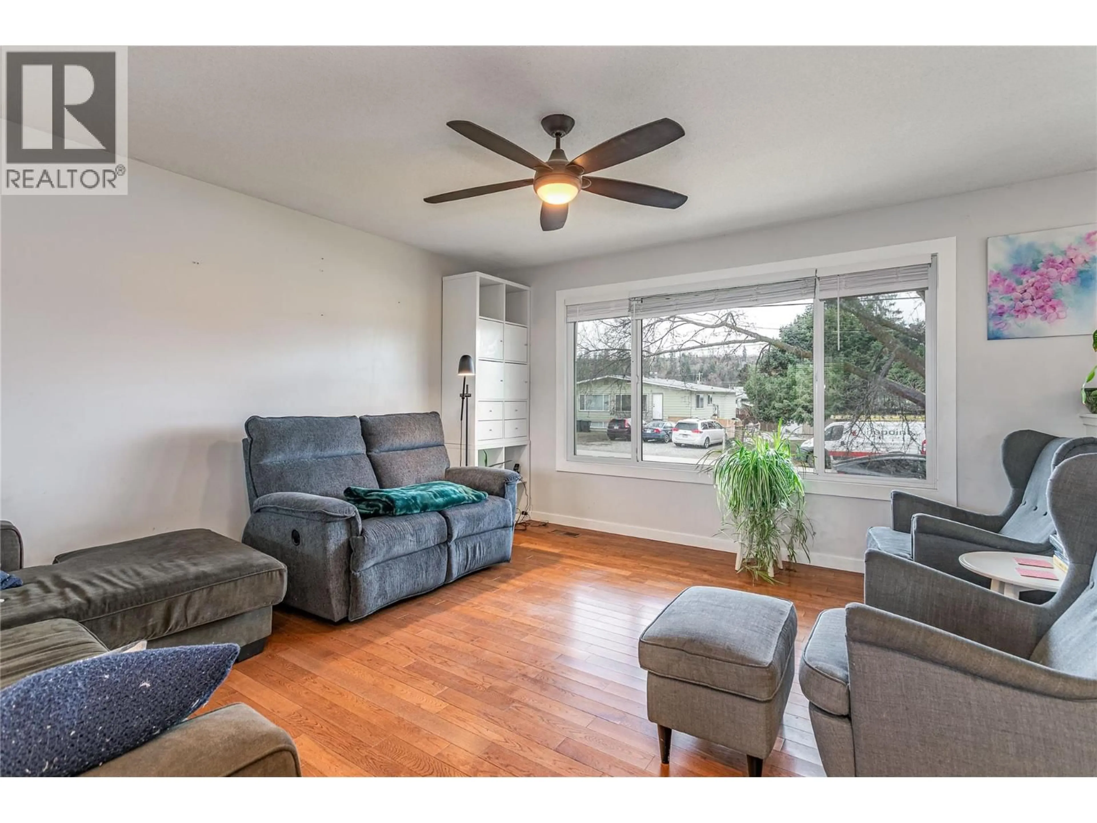 Living room with furniture, wood/laminate floor for 1005 MITCHELL ROAD, Kelowna British Columbia V1X3W7