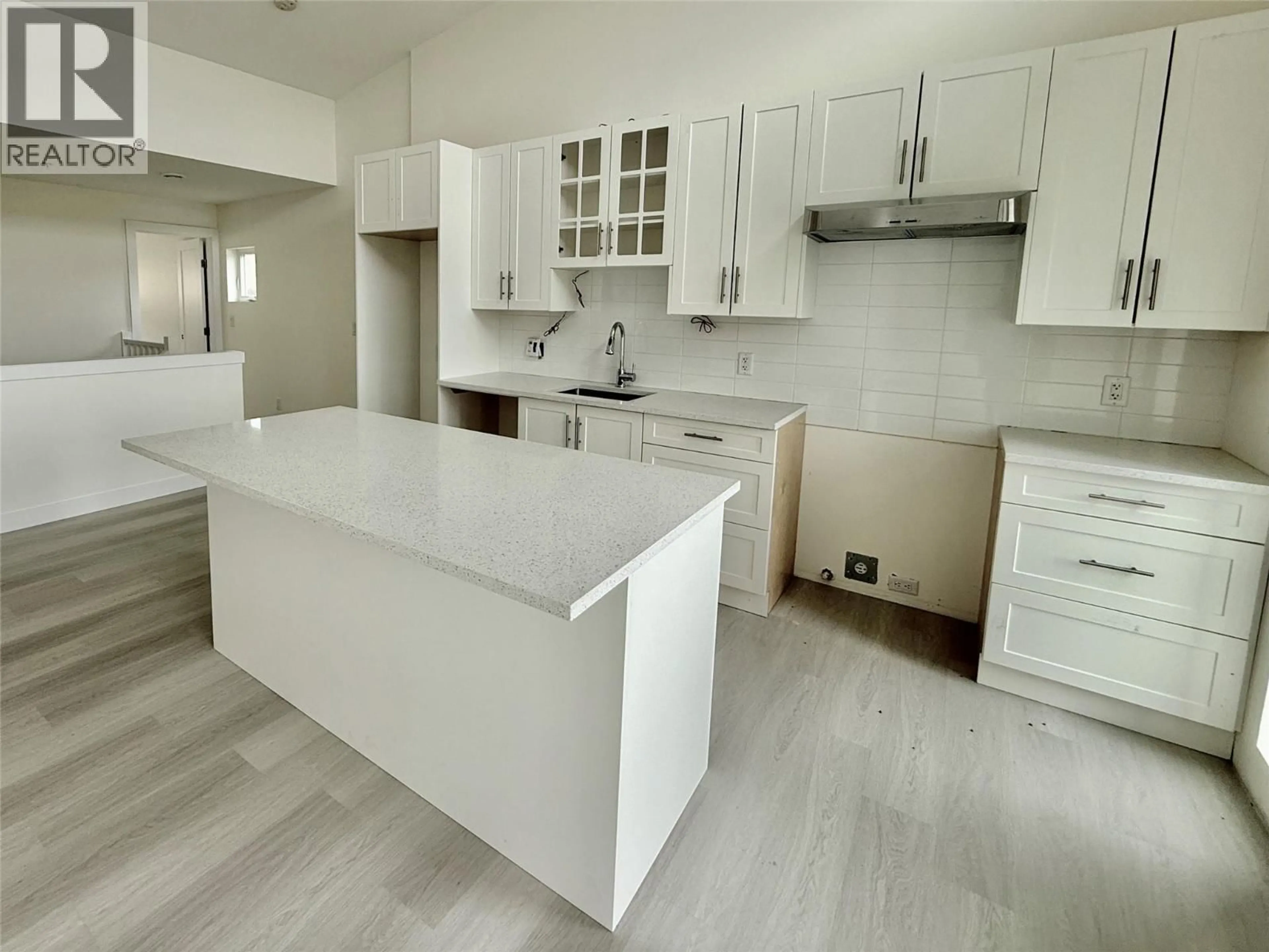 Open concept kitchen, ceramic/tile floor for 204 - 937 SPILLWAY ROAD, Oliver British Columbia V0H1T8