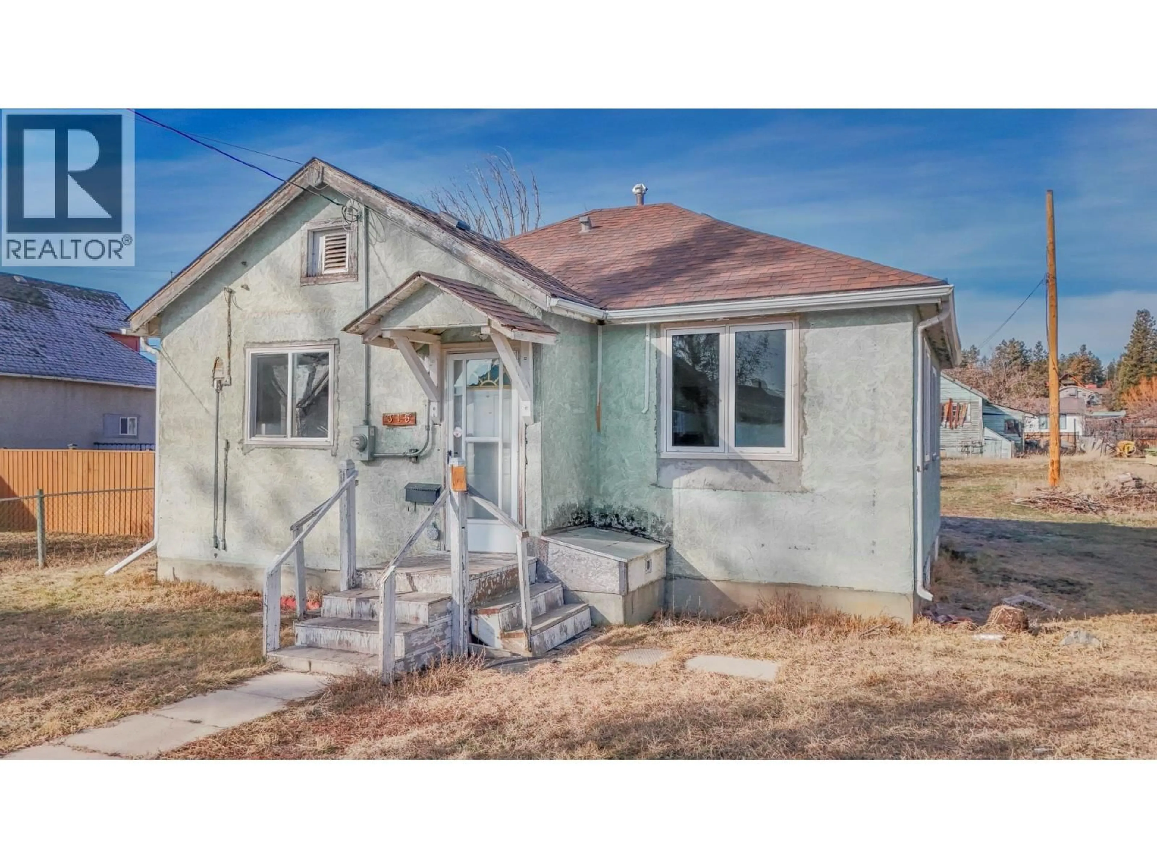 Home with vinyl exterior material, street for 315 BRIAR AVENUE NORTHWEST, Cranbrook British Columbia V1C4B3