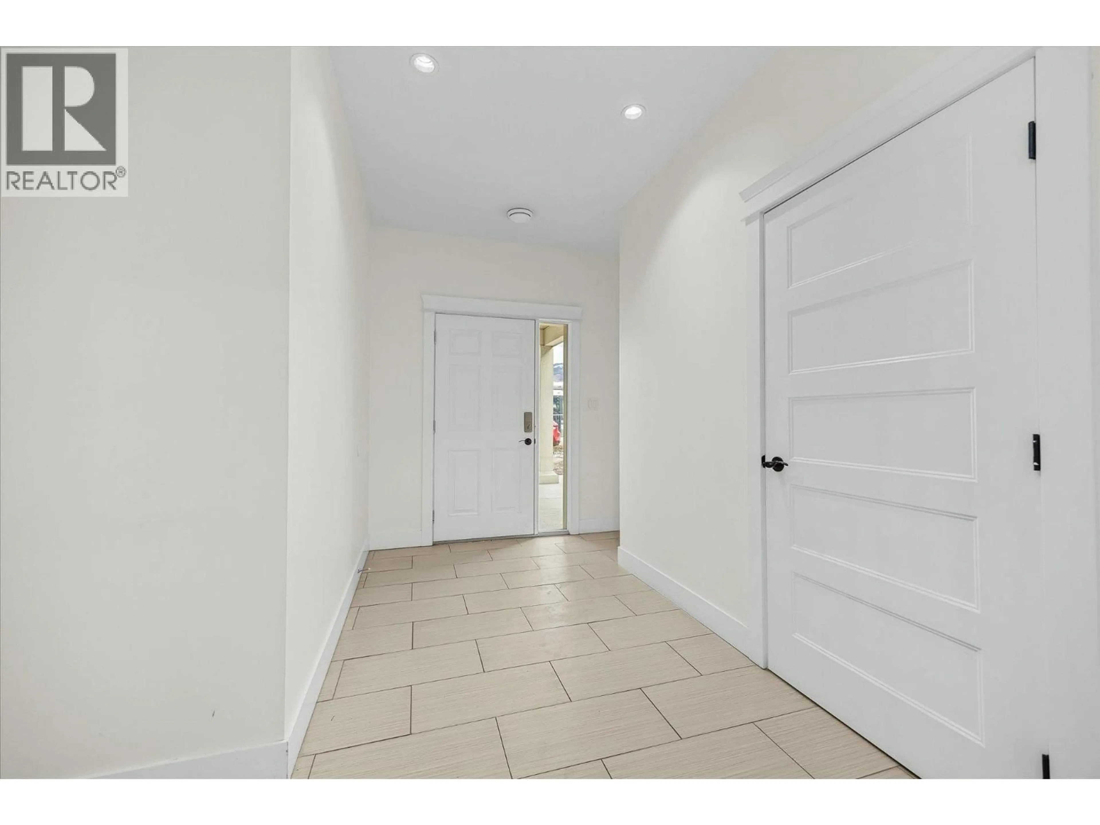 Indoor entryway for 950 RUTLAND ROAD NORTH, Kelowna British Columbia V1X3B7