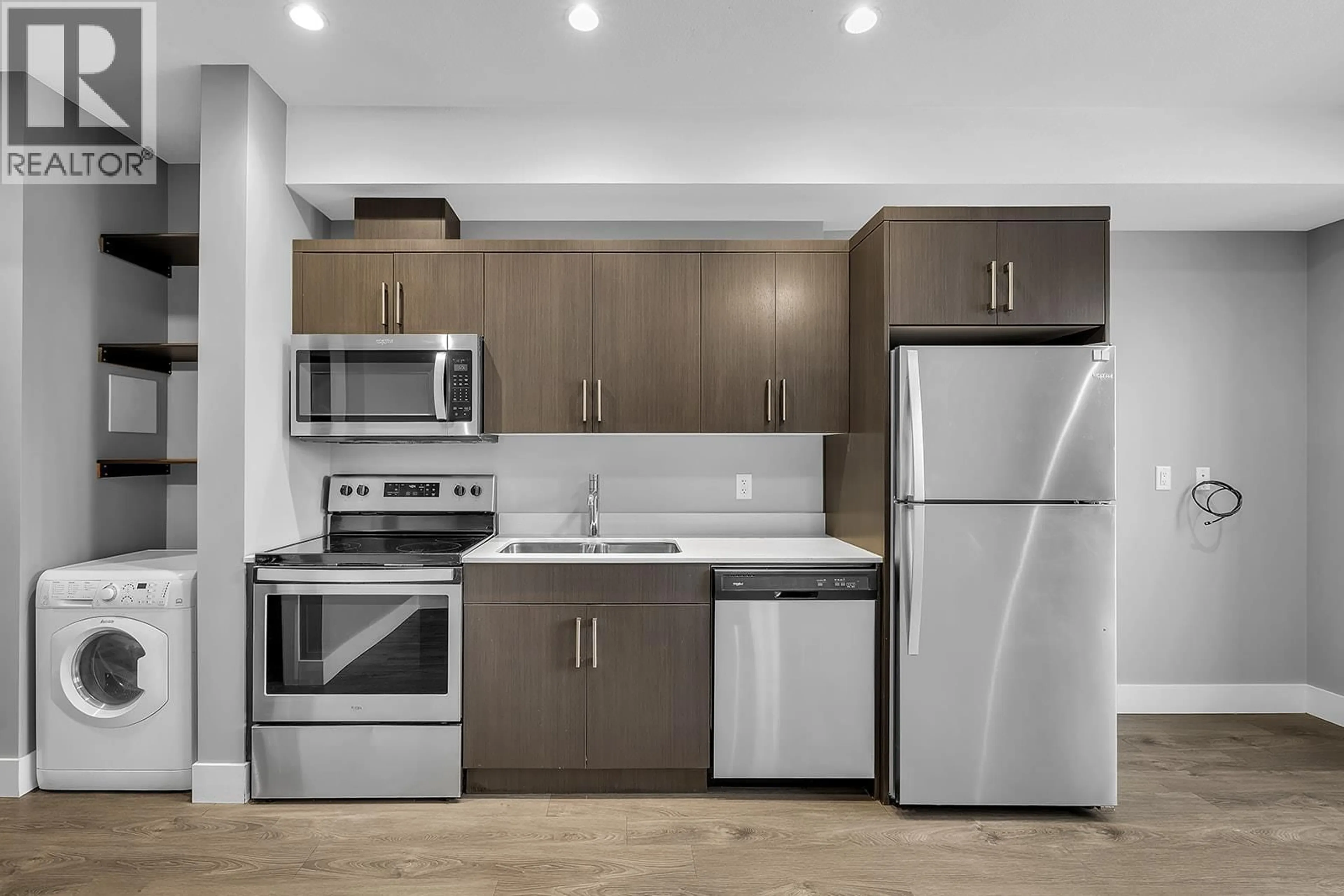 Standard kitchen, unknown for 302 - 925 LEON AVENUE, Kelowna British Columbia V1Y0E5