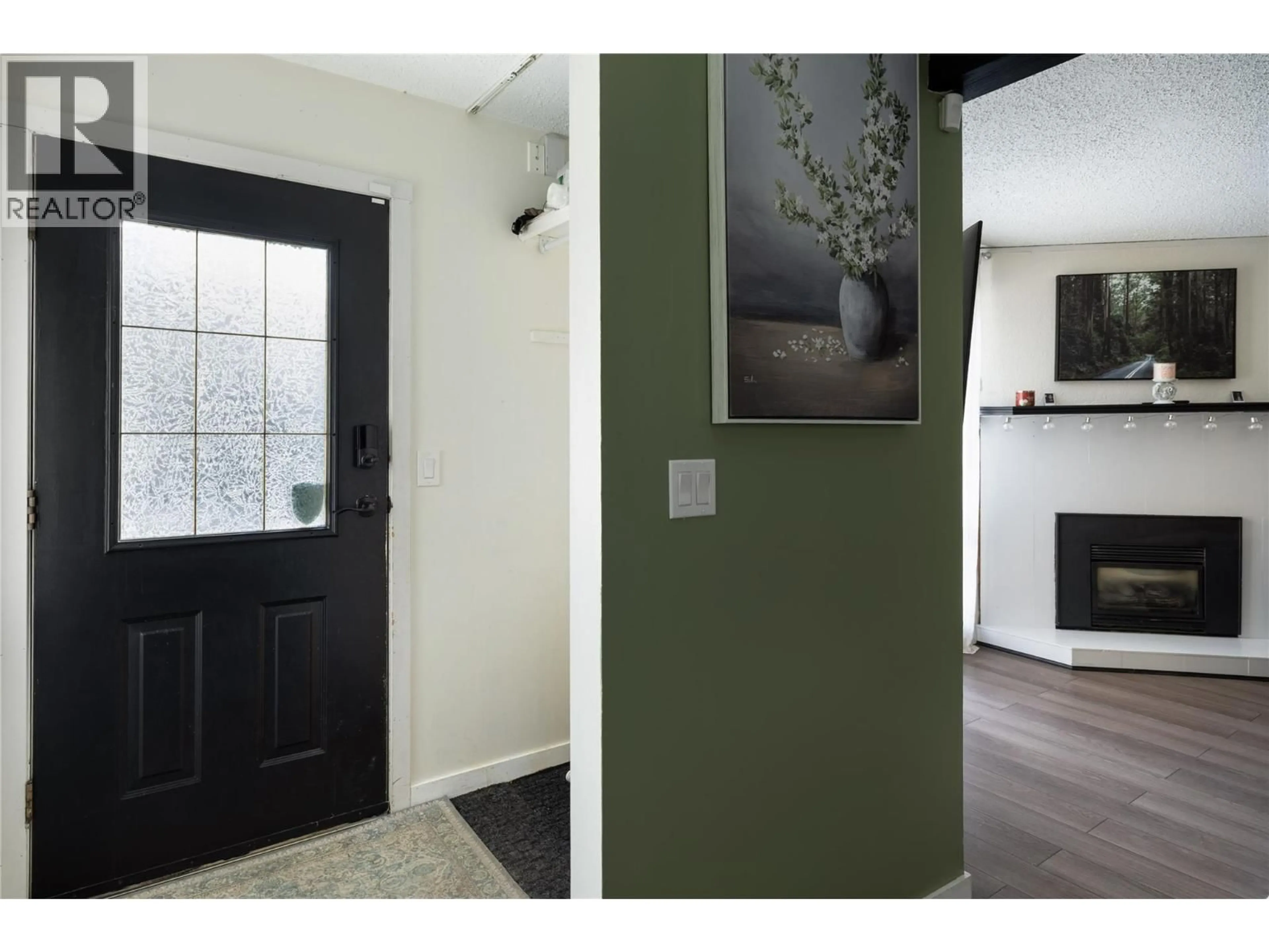 Indoor entryway for 105 - 2100 43 AVENUE, Vernon British Columbia V1T3K5