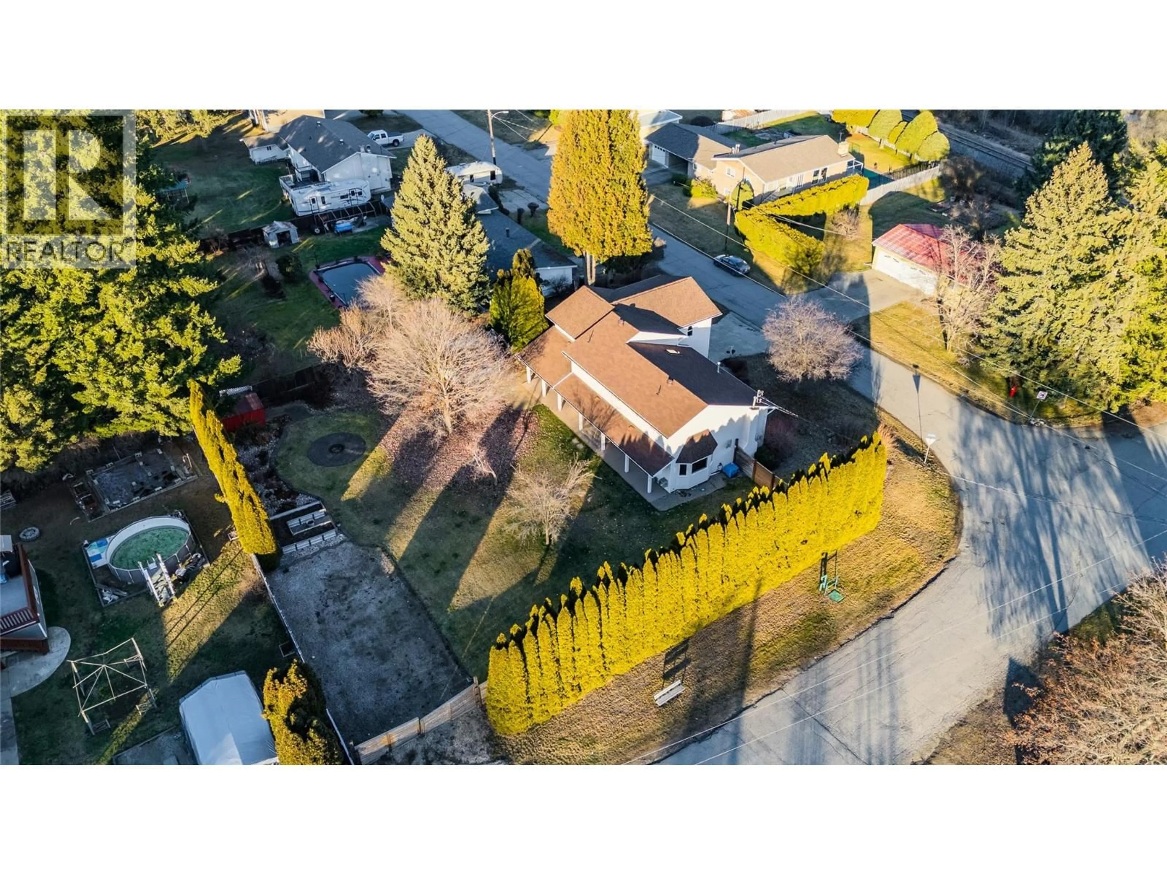 A pic from outside/outdoor area/front of a property/back of a property/a pic from drone, street for 2628 6TH AVENUE, Castlegar British Columbia V1N2W2