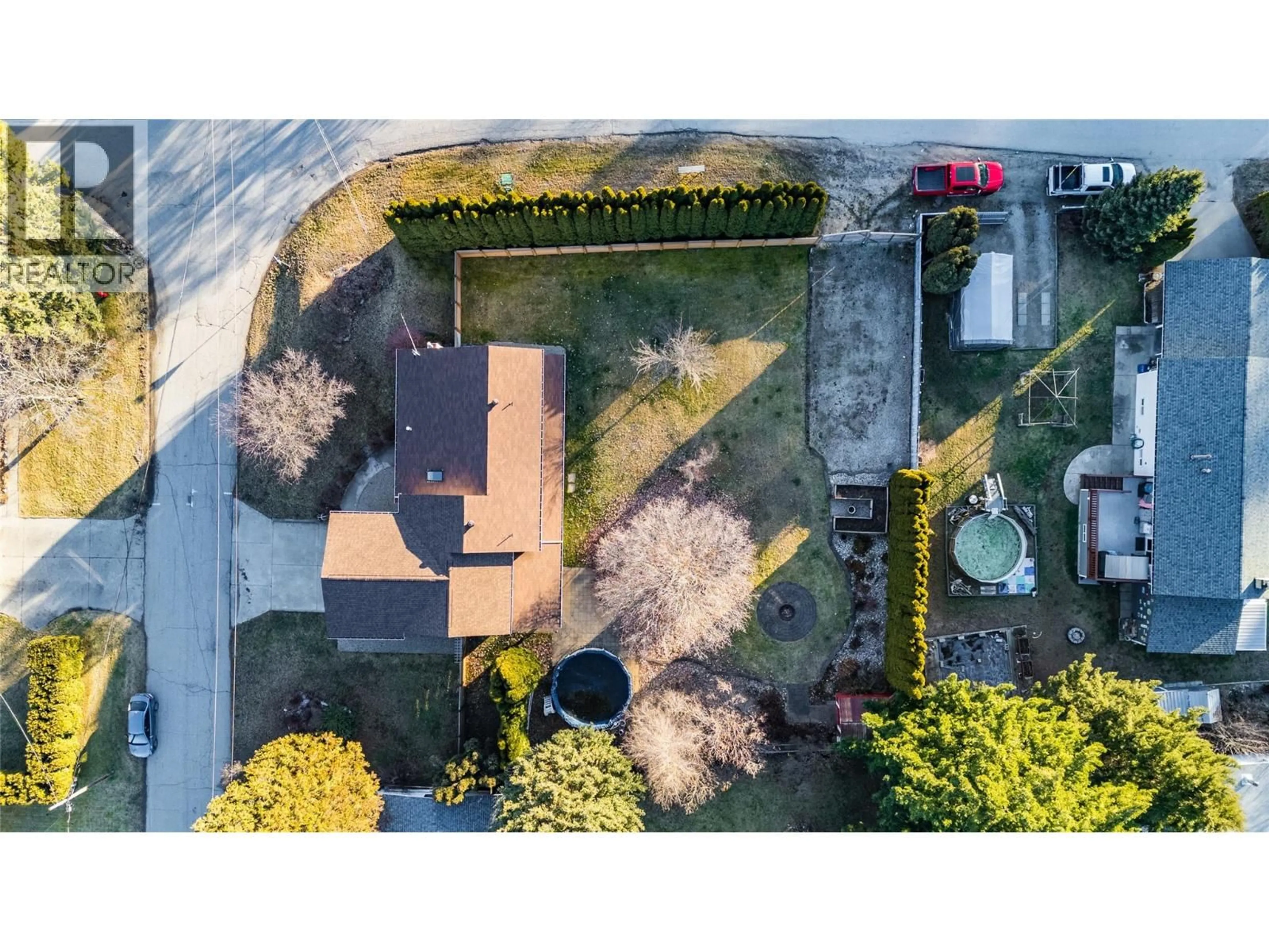 A pic from outside/outdoor area/front of a property/back of a property/a pic from drone, street for 2628 6TH AVENUE, Castlegar British Columbia V1N2W2