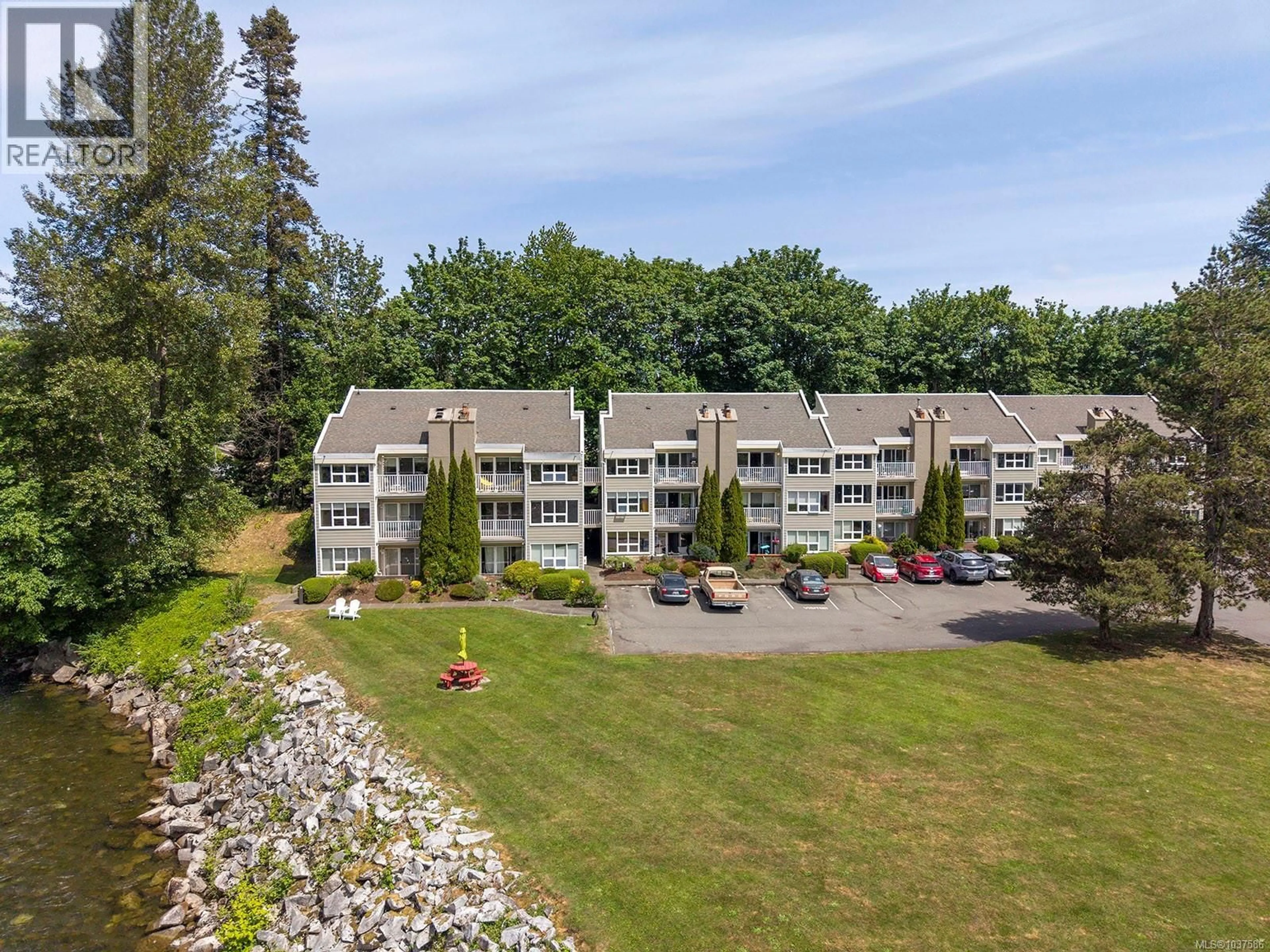 A pic from outside/outdoor area/front of a property/back of a property/a pic from drone, unknown for 315 - 205 1ST STREET, Courtenay British Columbia V9N1A5