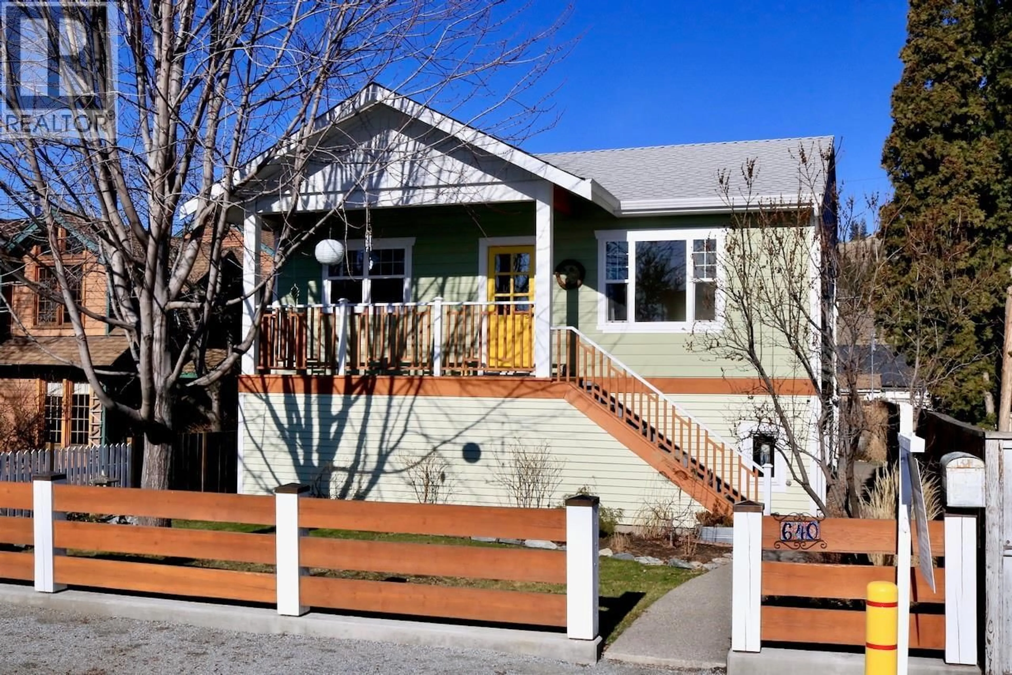 Home with vinyl exterior material, street for 640 ROANOKE AVENUE, Kelowna British Columbia V1Y7K8