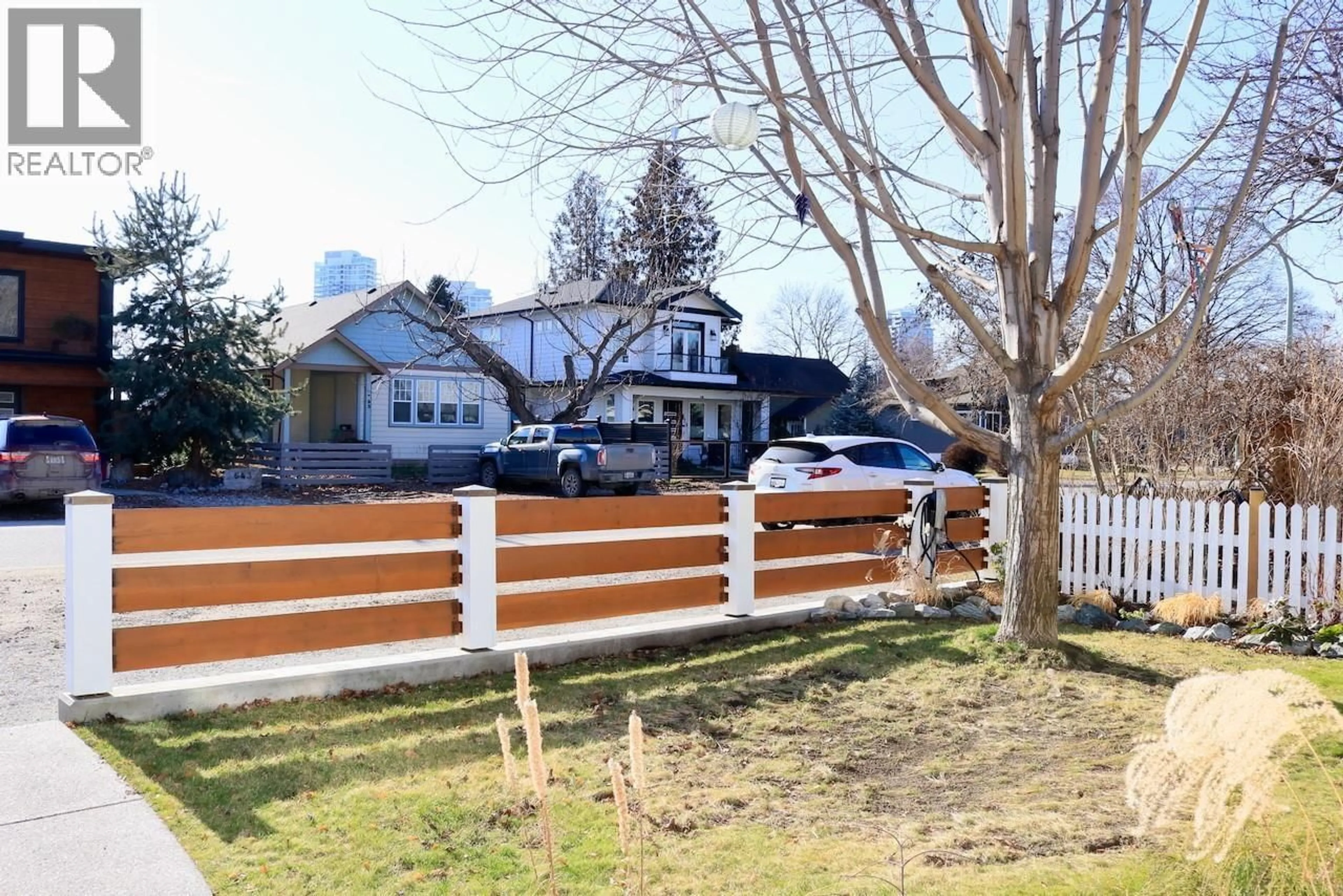 A pic from outside/outdoor area/front of a property/back of a property/a pic from drone, street for 640 ROANOKE AVENUE, Kelowna British Columbia V1Y7K8