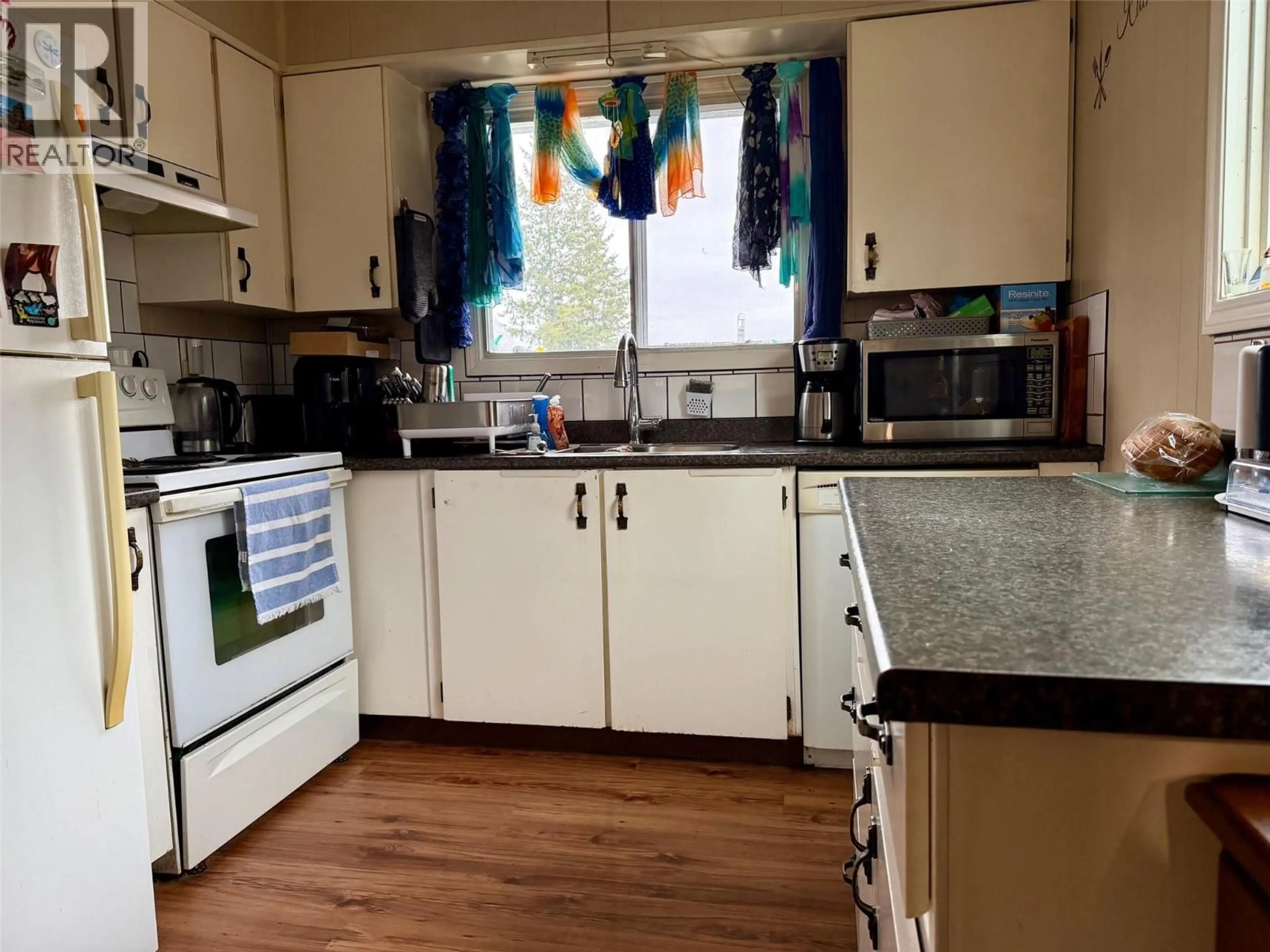 Standard kitchen, wood/laminate floor for 239 6TH AVENUE NORTH, Creston British Columbia V0B1G3