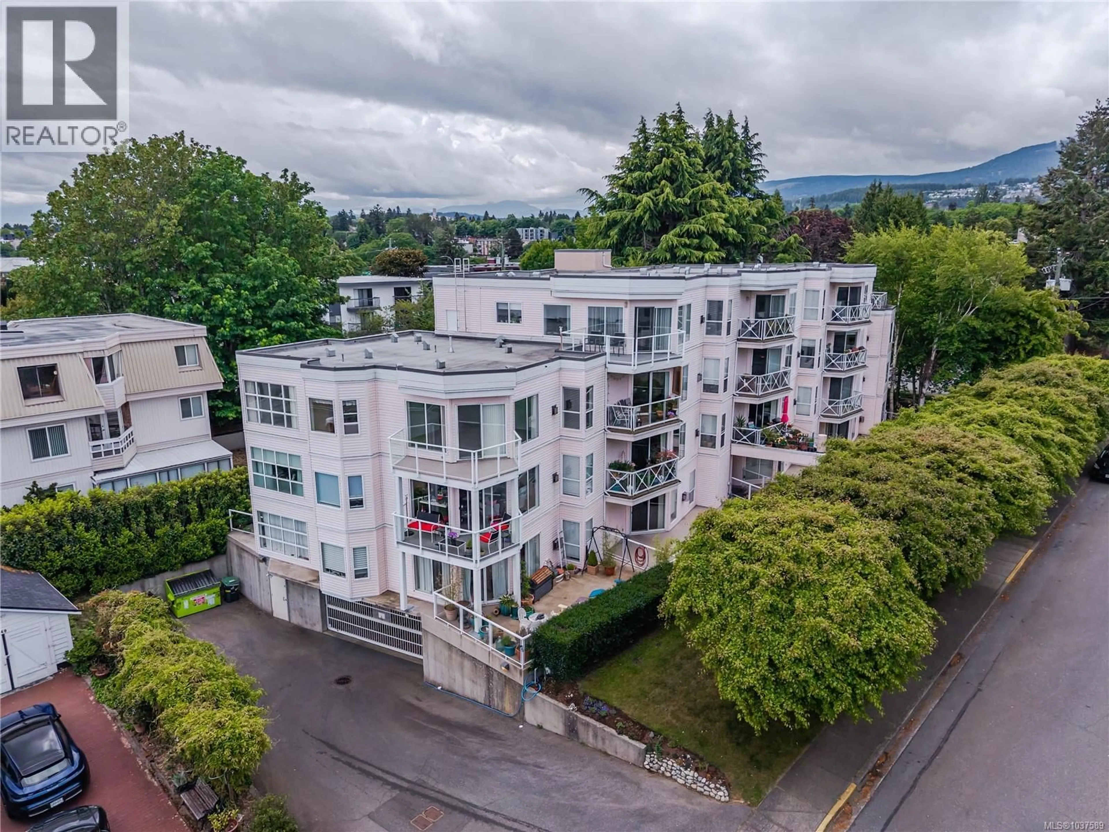 A pic from outside/outdoor area/front of a property/back of a property/a pic from drone, unknown for 304 - 75 BRYDEN STREET, Nanaimo British Columbia V9S1A4