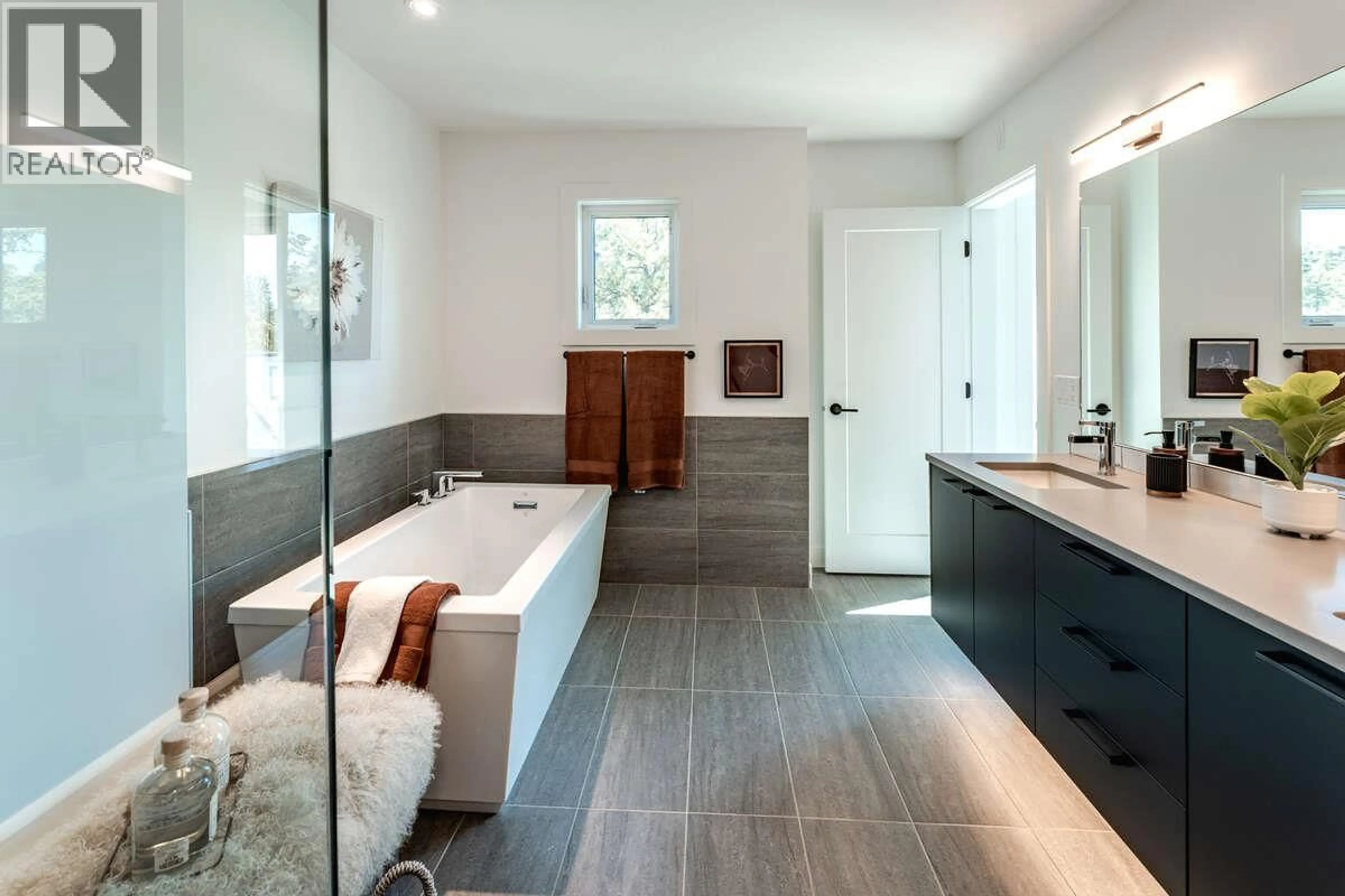 Contemporary bathroom, ceramic/tile floor for 56 - 1550 UNION ROAD, Kelowna British Columbia V1V2W4