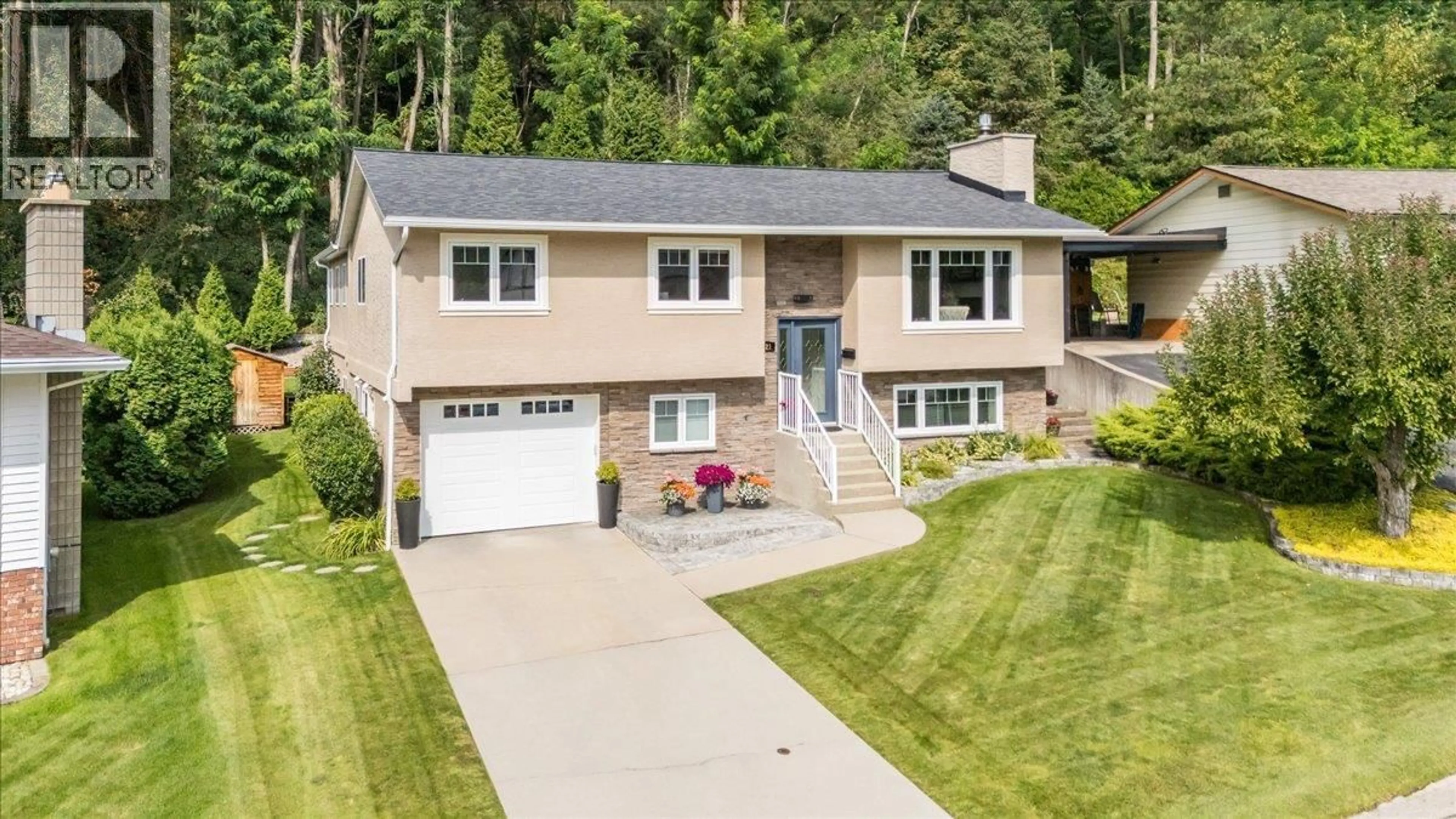 Home with vinyl exterior material, street for 2321 MCBRIDE STREET, Trail British Columbia V1R3A6