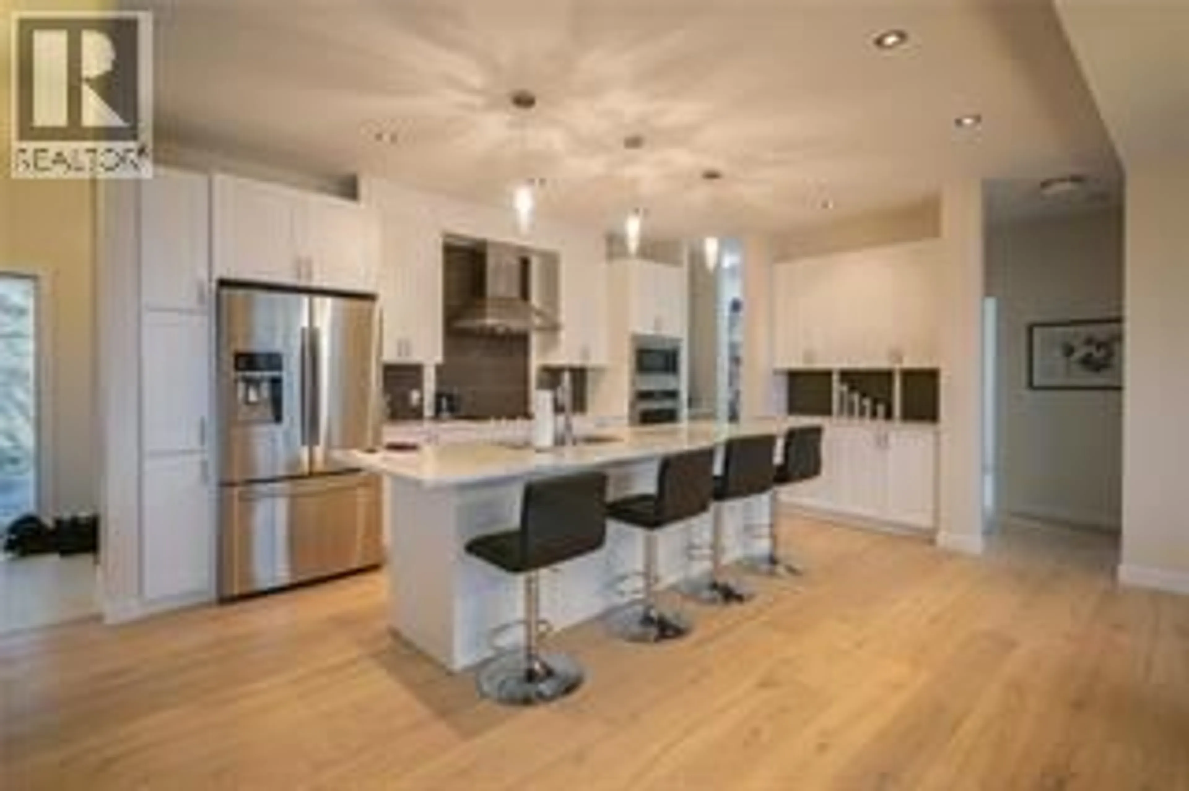 Contemporary kitchen, wood/laminate floor for 1534 GREGORY ROAD, West Kelowna British Columbia V4T2V7