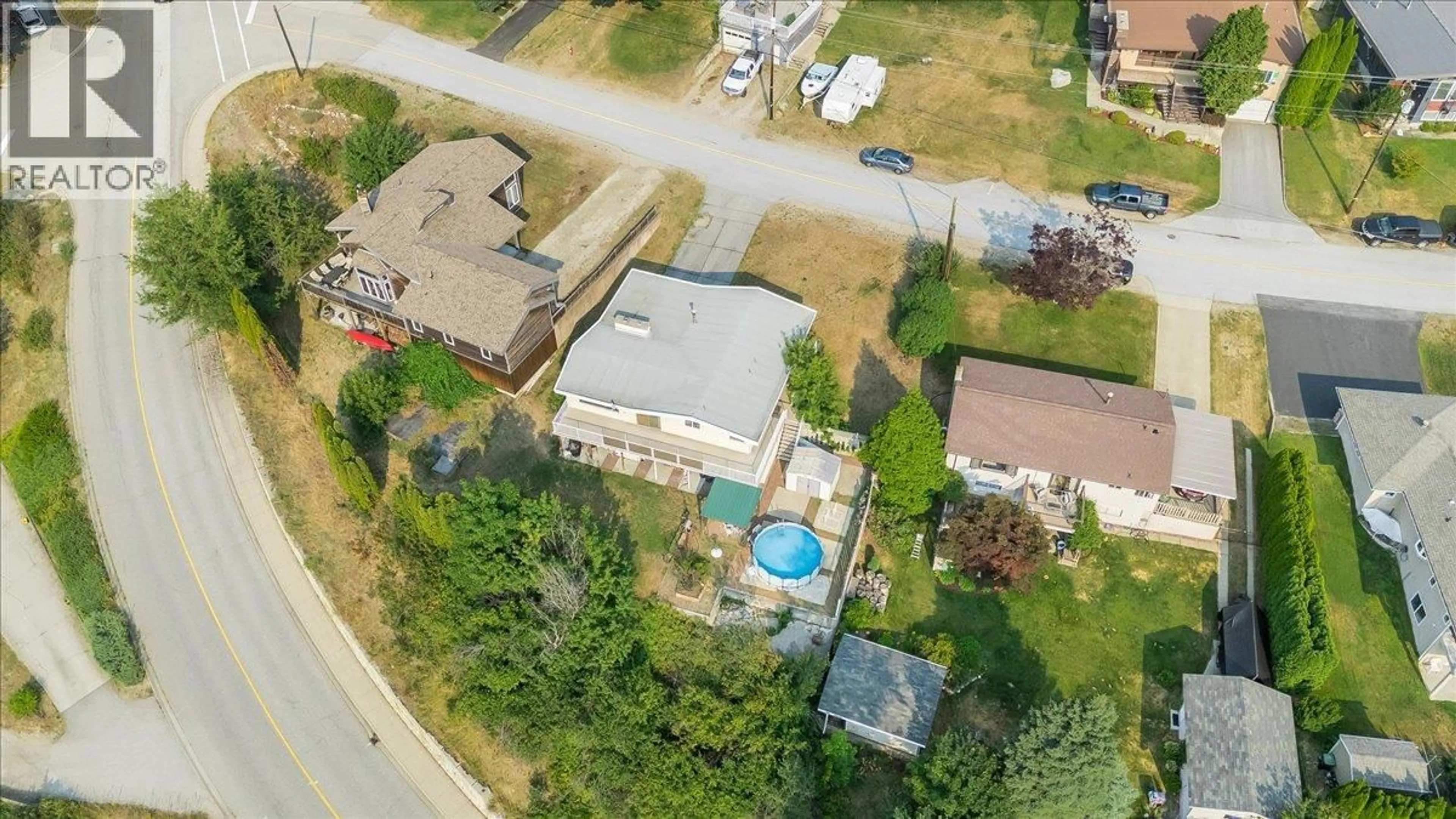 A pic from outside/outdoor area/front of a property/back of a property/a pic from drone, street for 3613 9TH AVENUE, Castlegar British Columbia V1N2Z6