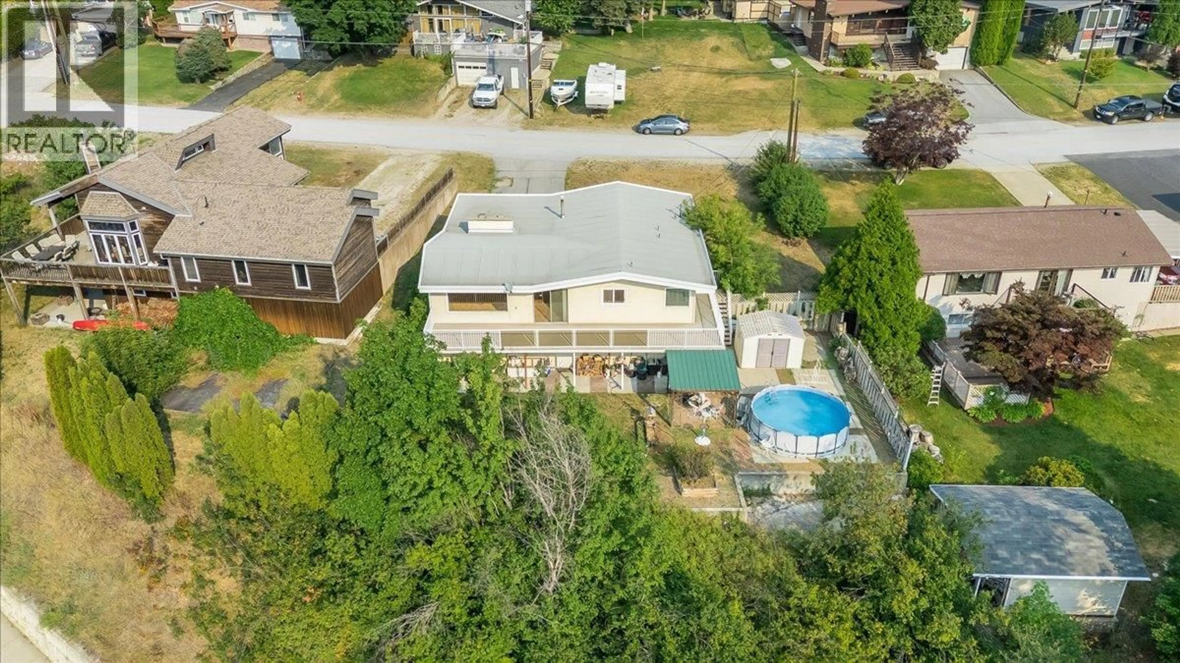 A pic from outside/outdoor area/front of a property/back of a property/a pic from drone, unknown for 3613 9TH AVENUE, Castlegar British Columbia V1N2Z6