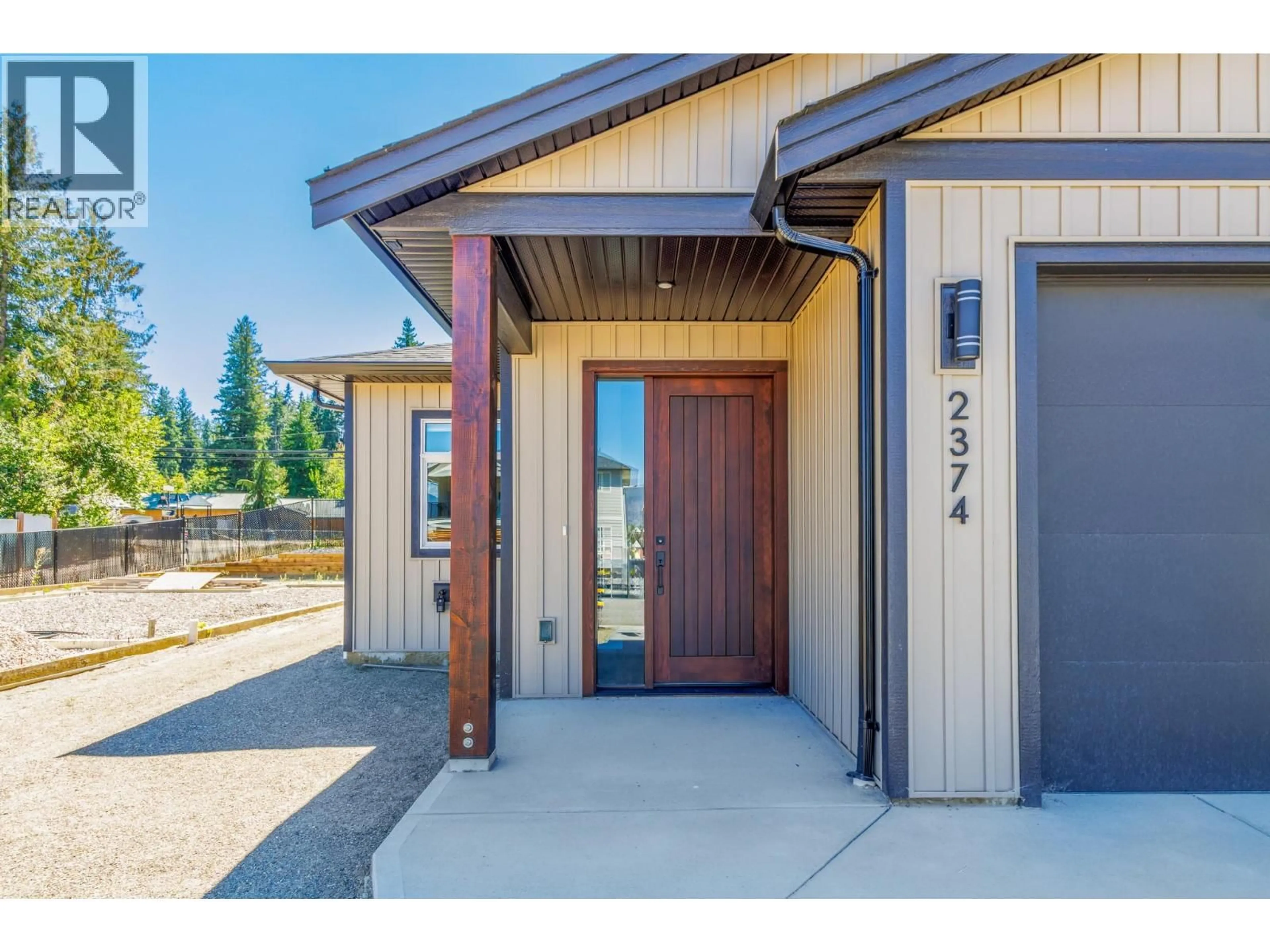 Indoor entryway for 2374 6 AVENUE SOUTHEAST, Salmon Arm British Columbia V1E0H1