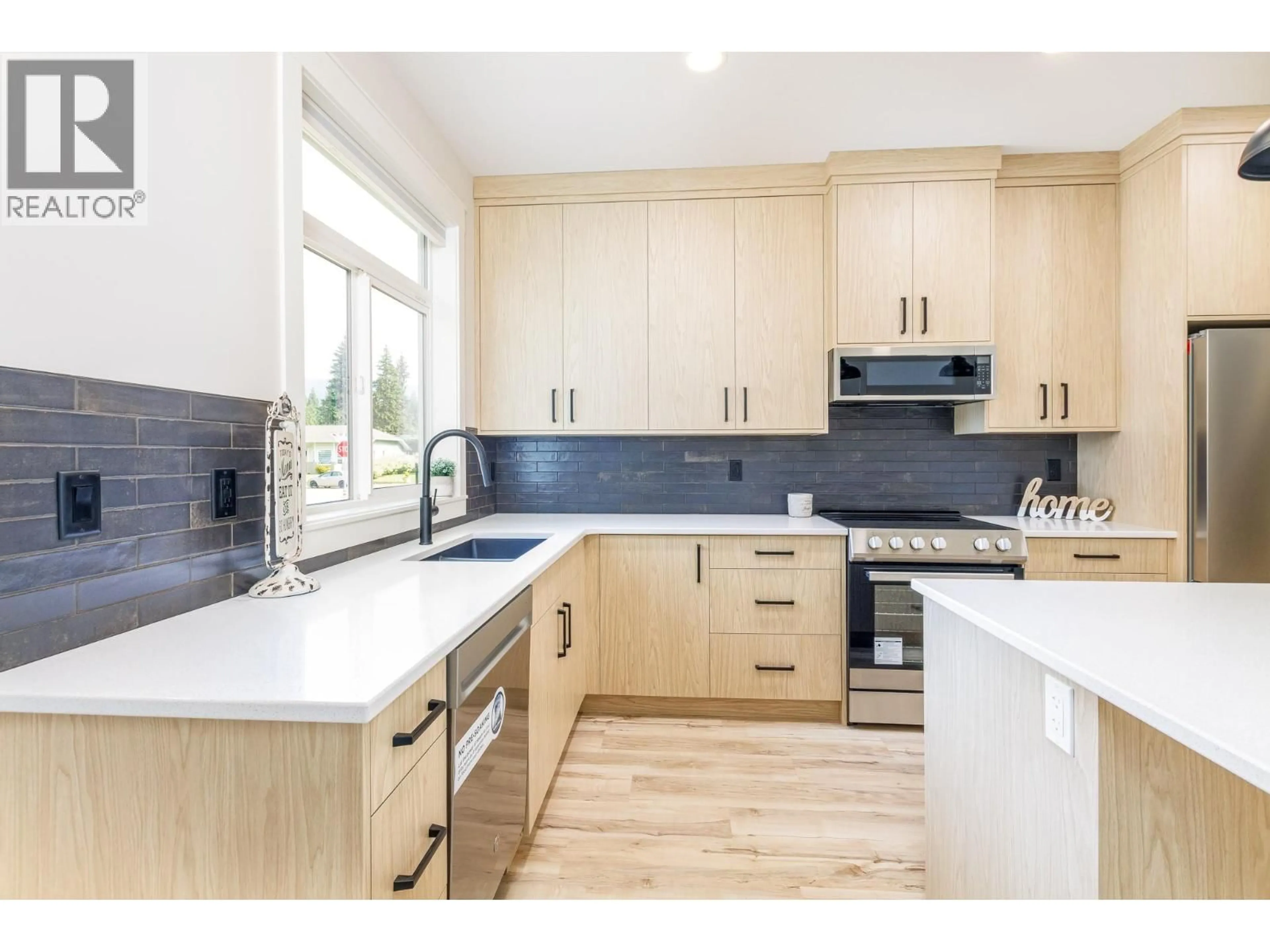 Contemporary kitchen, unknown for 2374 6 AVENUE SOUTHEAST, Salmon Arm British Columbia V1E0H1