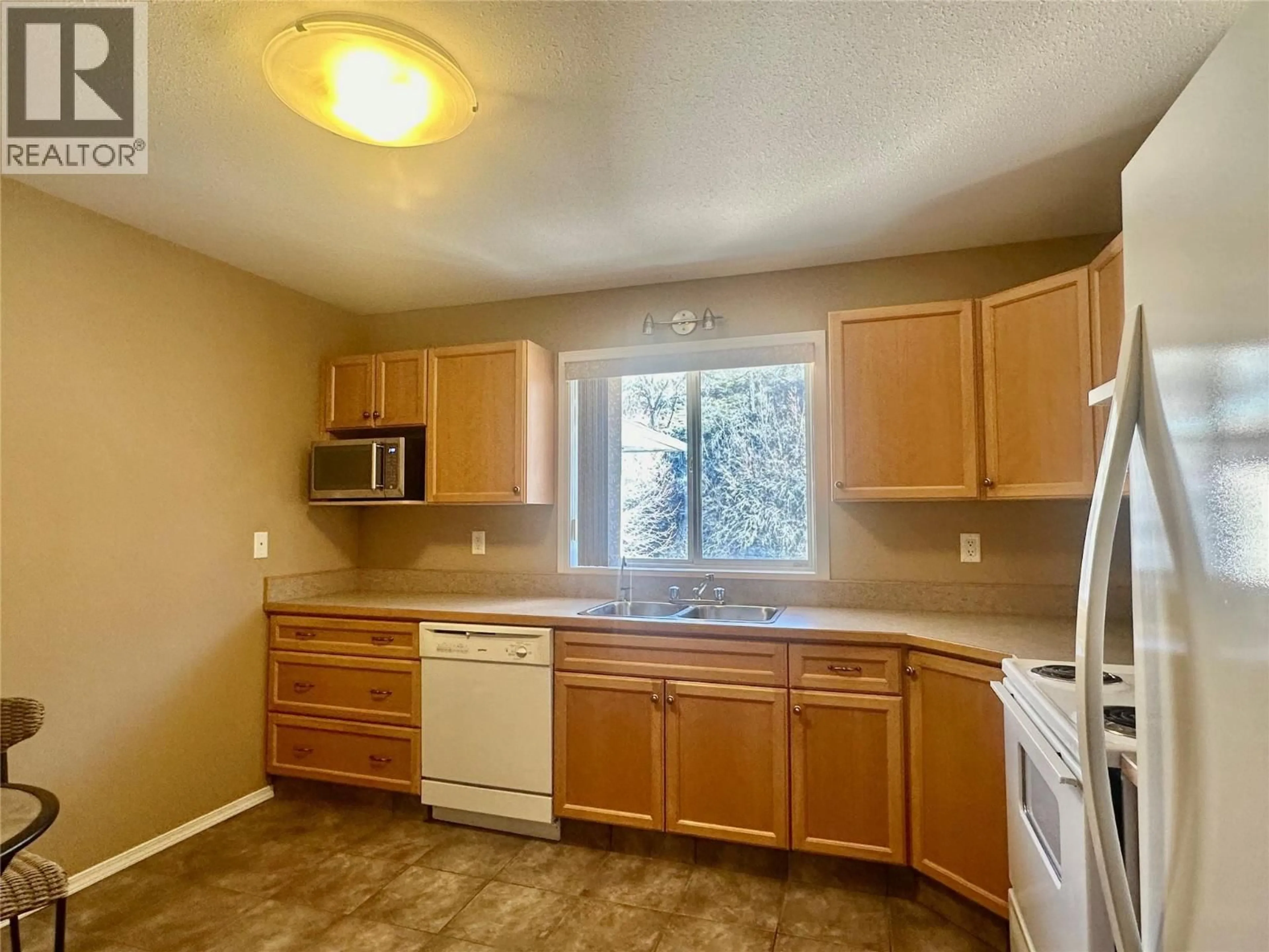 Standard kitchen, unknown for 19 - 6514 MEADOWS DRIVE, Oliver British Columbia V0H1T3