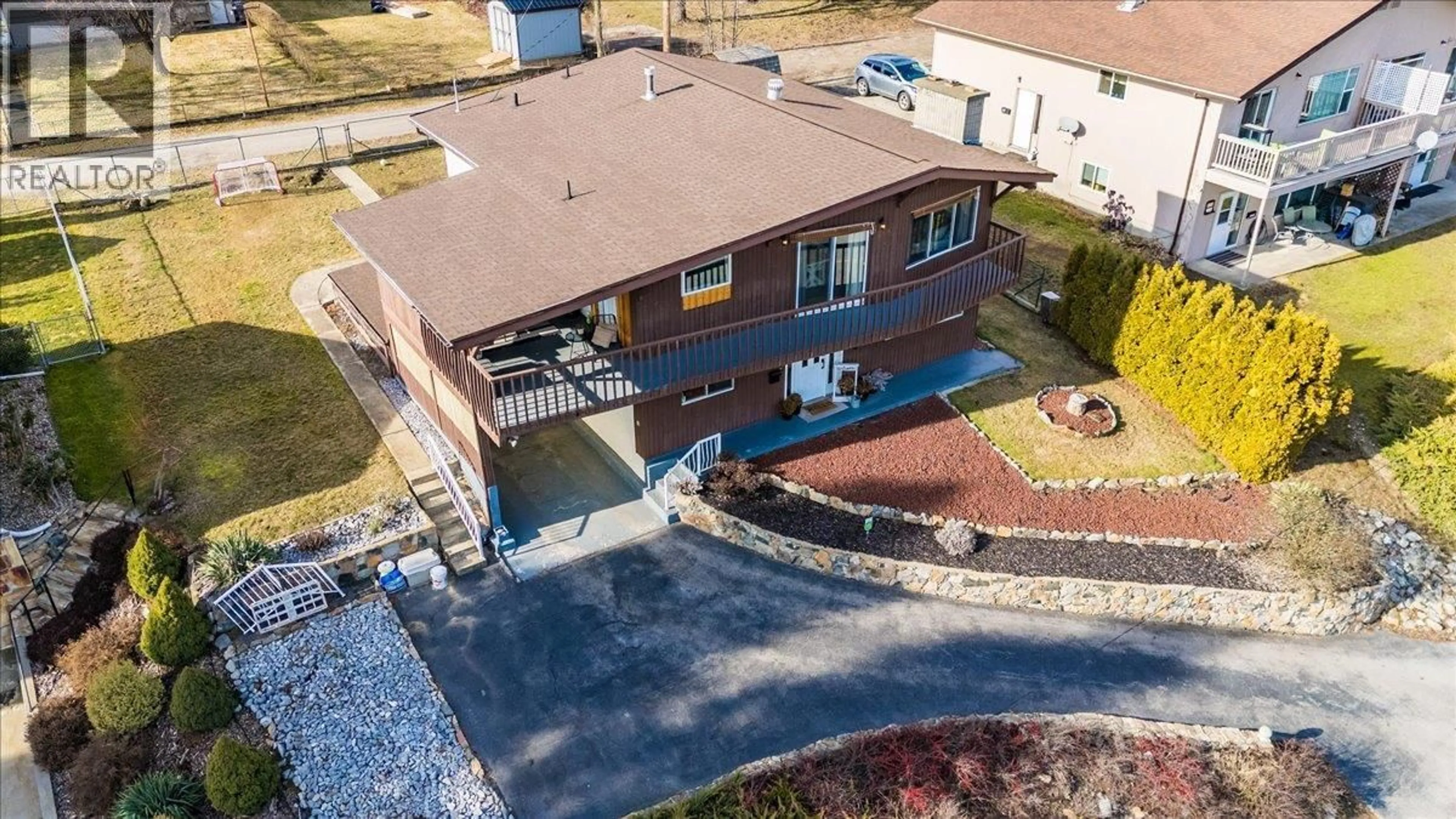 A pic from outside/outdoor area/front of a property/back of a property/a pic from drone, unknown for 520 10TH AVENUE, Castlegar British Columbia V1N1K7