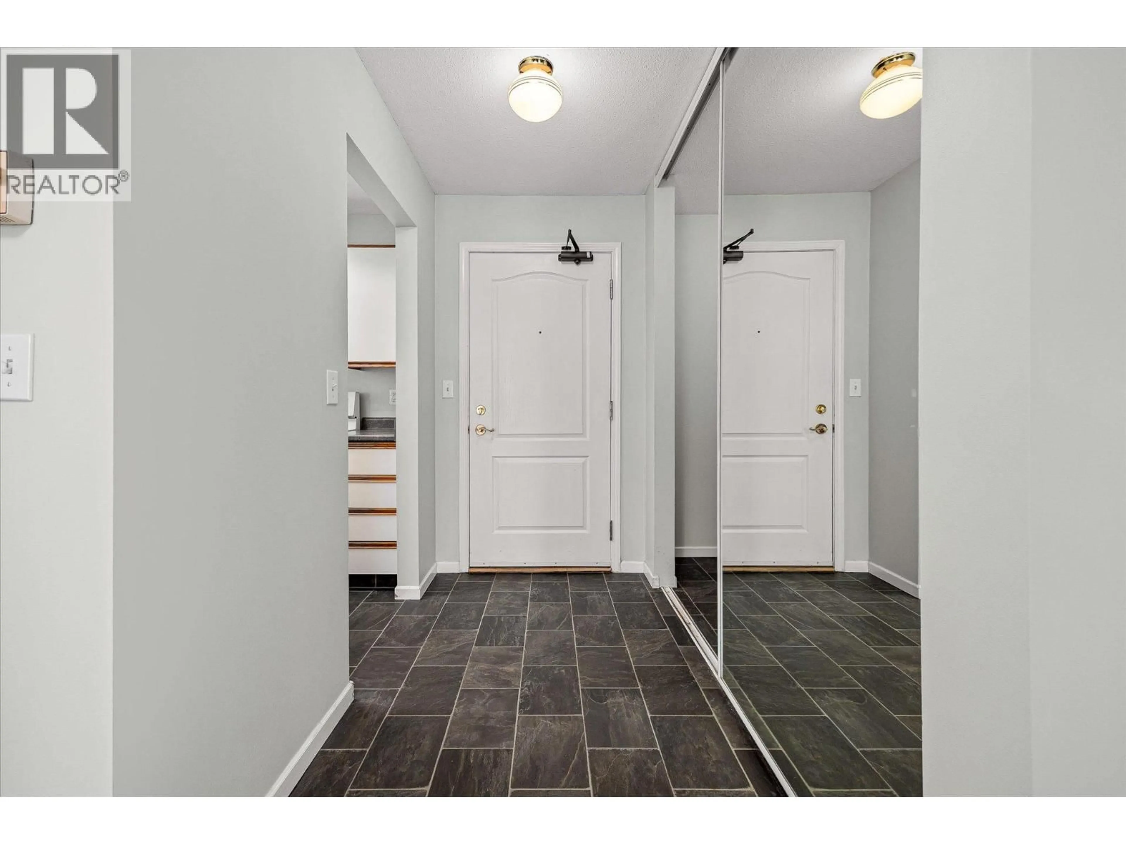 Indoor entryway for 406 - 780 HOUGHTON ROAD, Kelowna British Columbia V1X5G7
