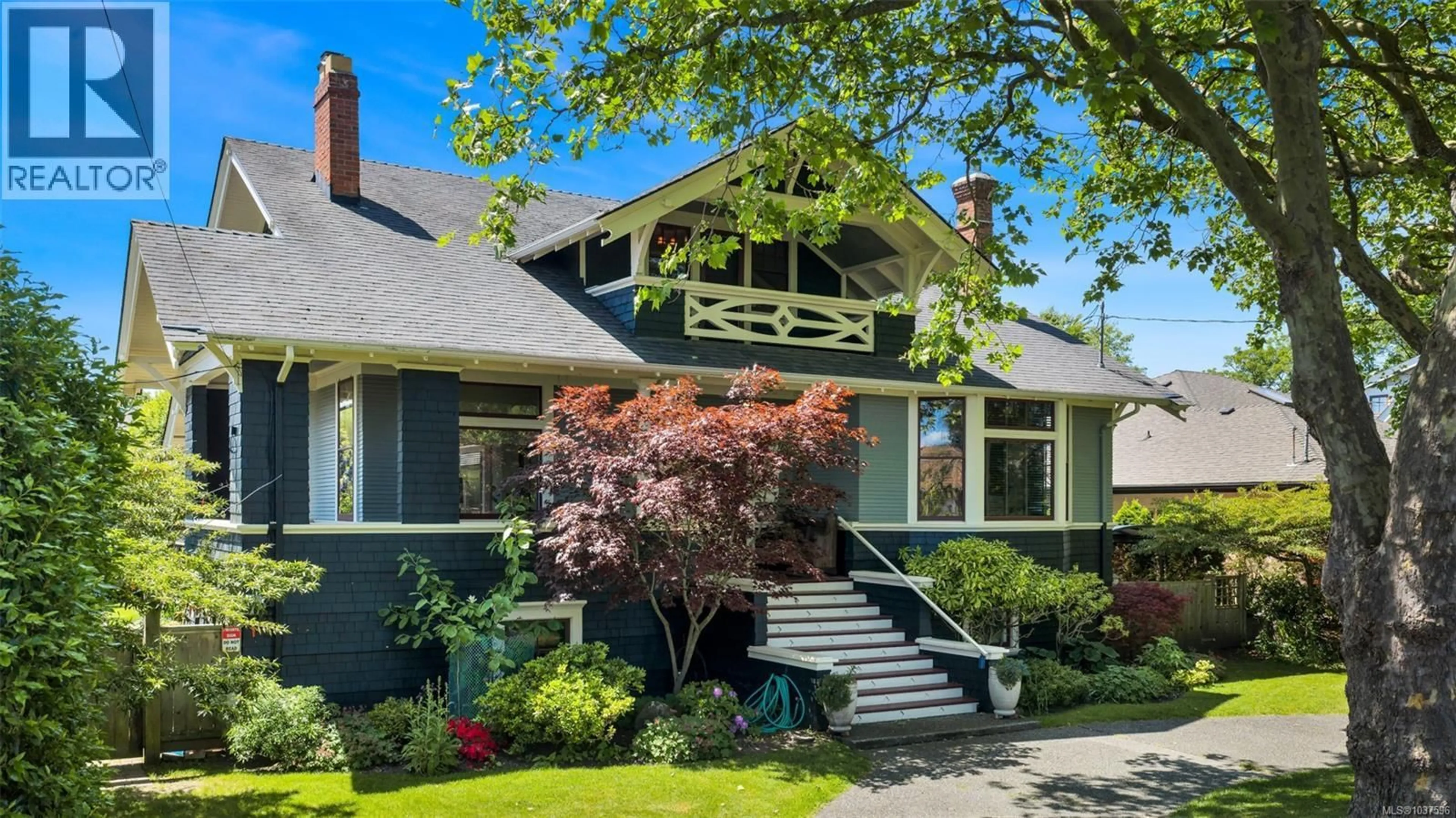 Home with vinyl exterior material, street for 2753 CAVENDISH AVENUE, Oak Bay British Columbia V8R2G7