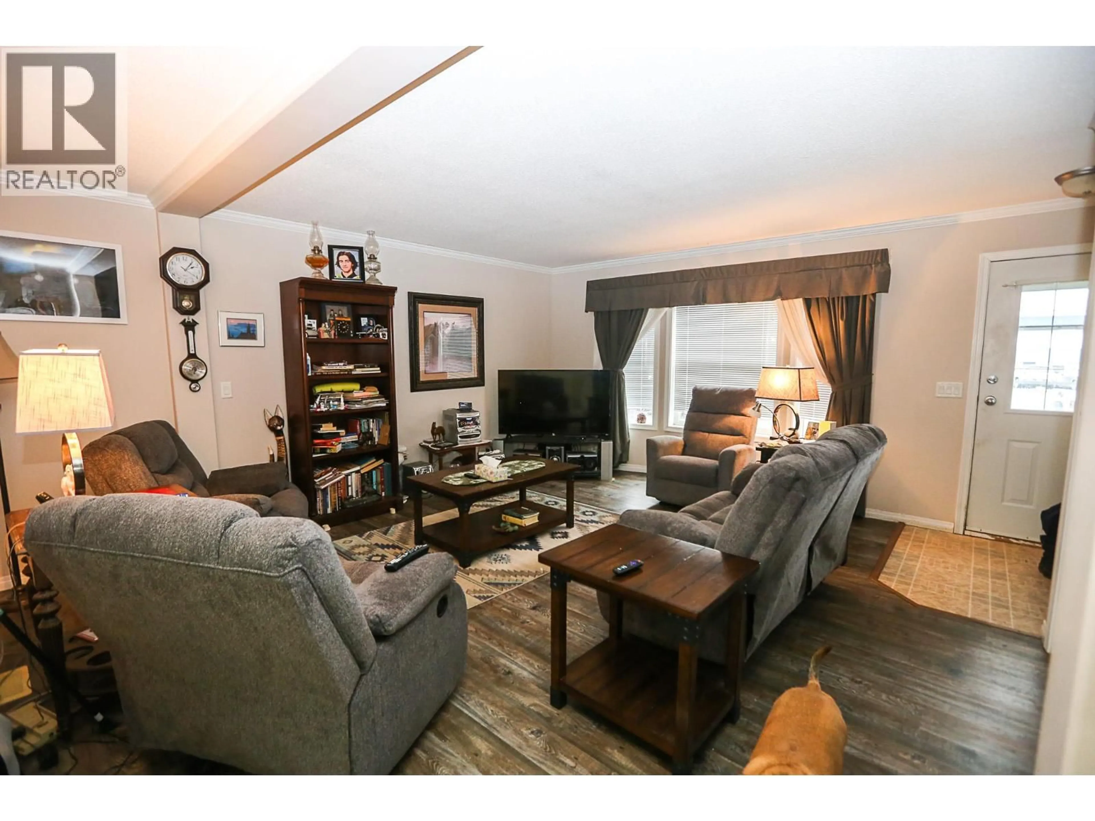 Living room with furniture, wood/laminate floor for 4820 BARRIERE TOWN ROAD, Barriere British Columbia V0E1E0