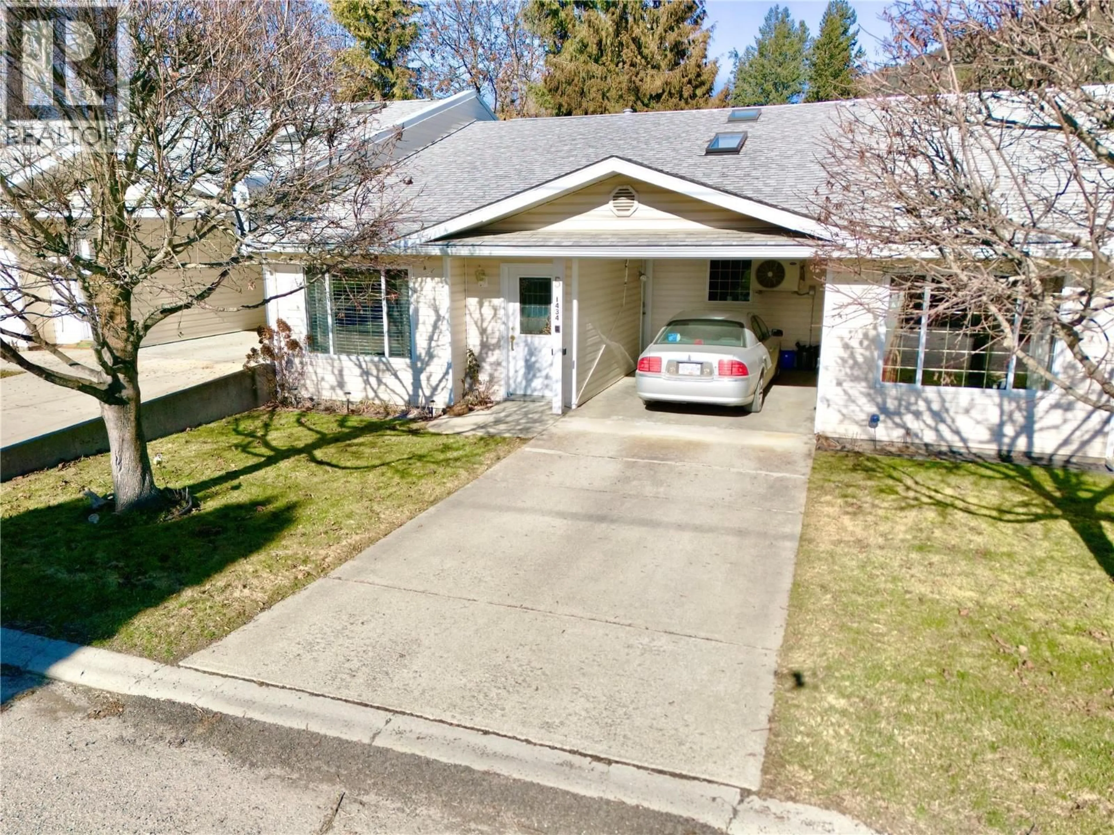 A pic from outside/outdoor area/front of a property/back of a property/a pic from drone, street for 5 - 1434 MURDOCH STREET, Creston British Columbia V0B1G5