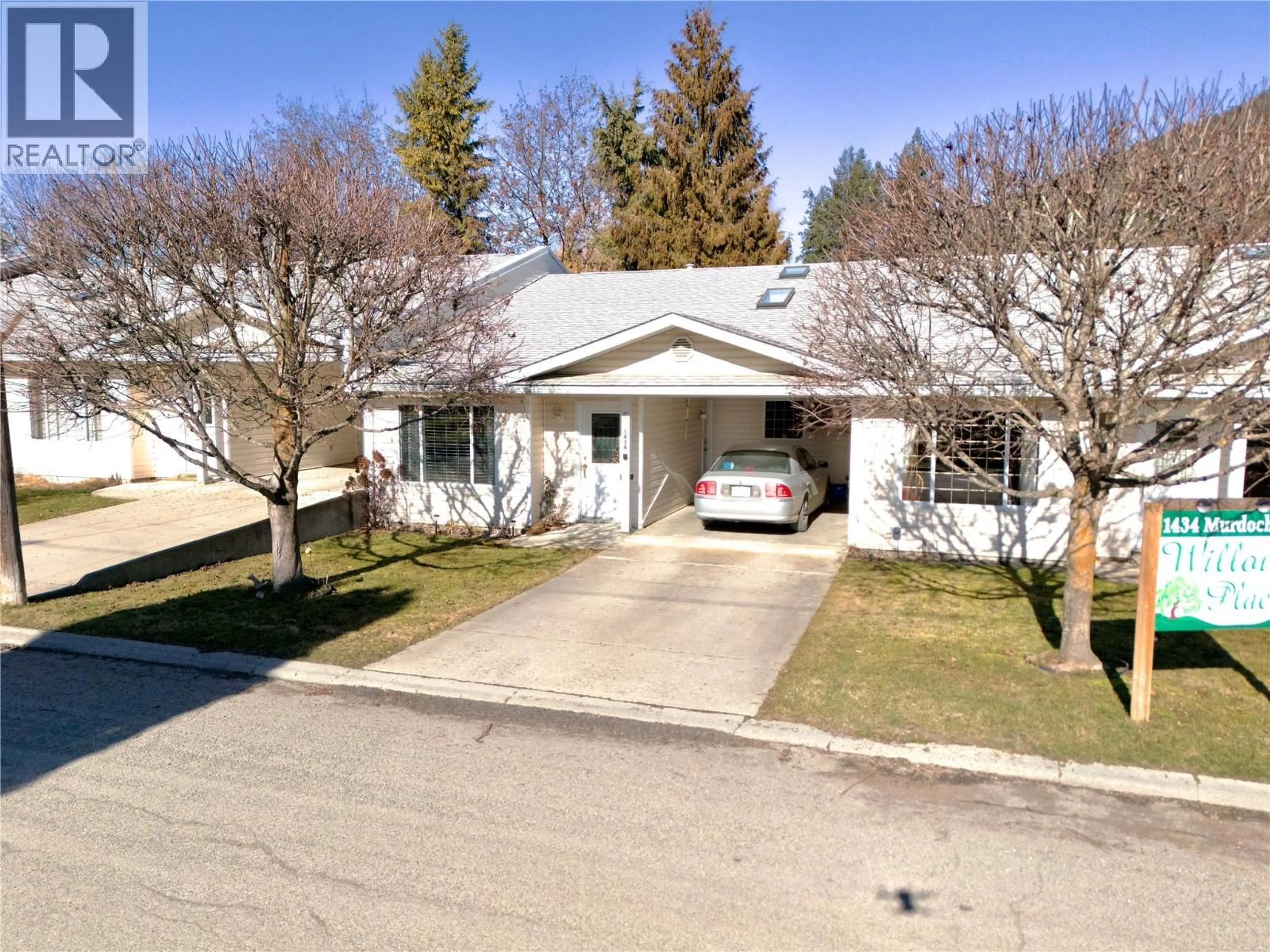 A pic from outside/outdoor area/front of a property/back of a property/a pic from drone, street for 5 - 1434 MURDOCH STREET, Creston British Columbia V0B1G5