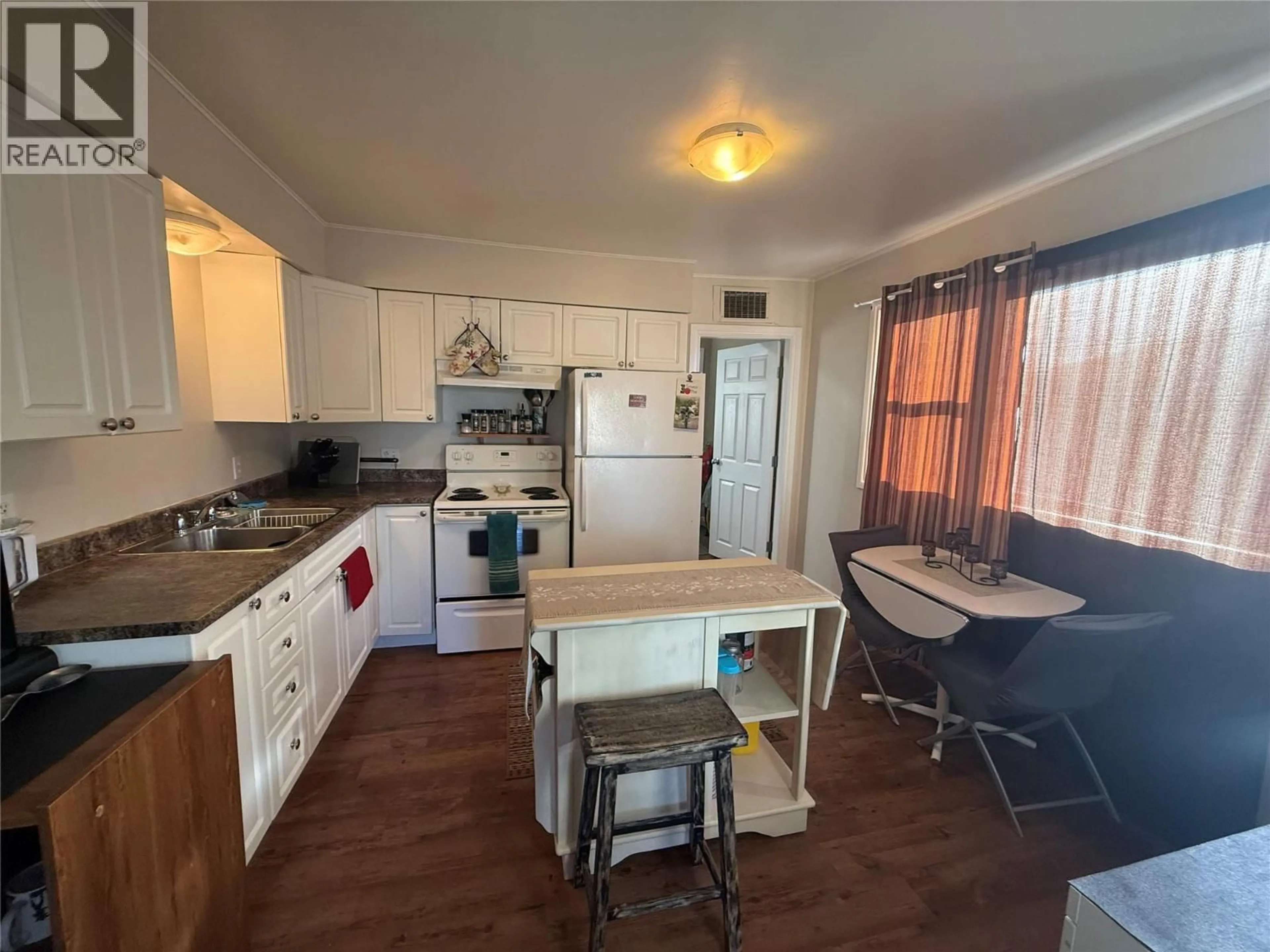 Standard kitchen, wood/laminate floor for 9008/9010 8 STREET, Dawson Creek British Columbia V1G3N2