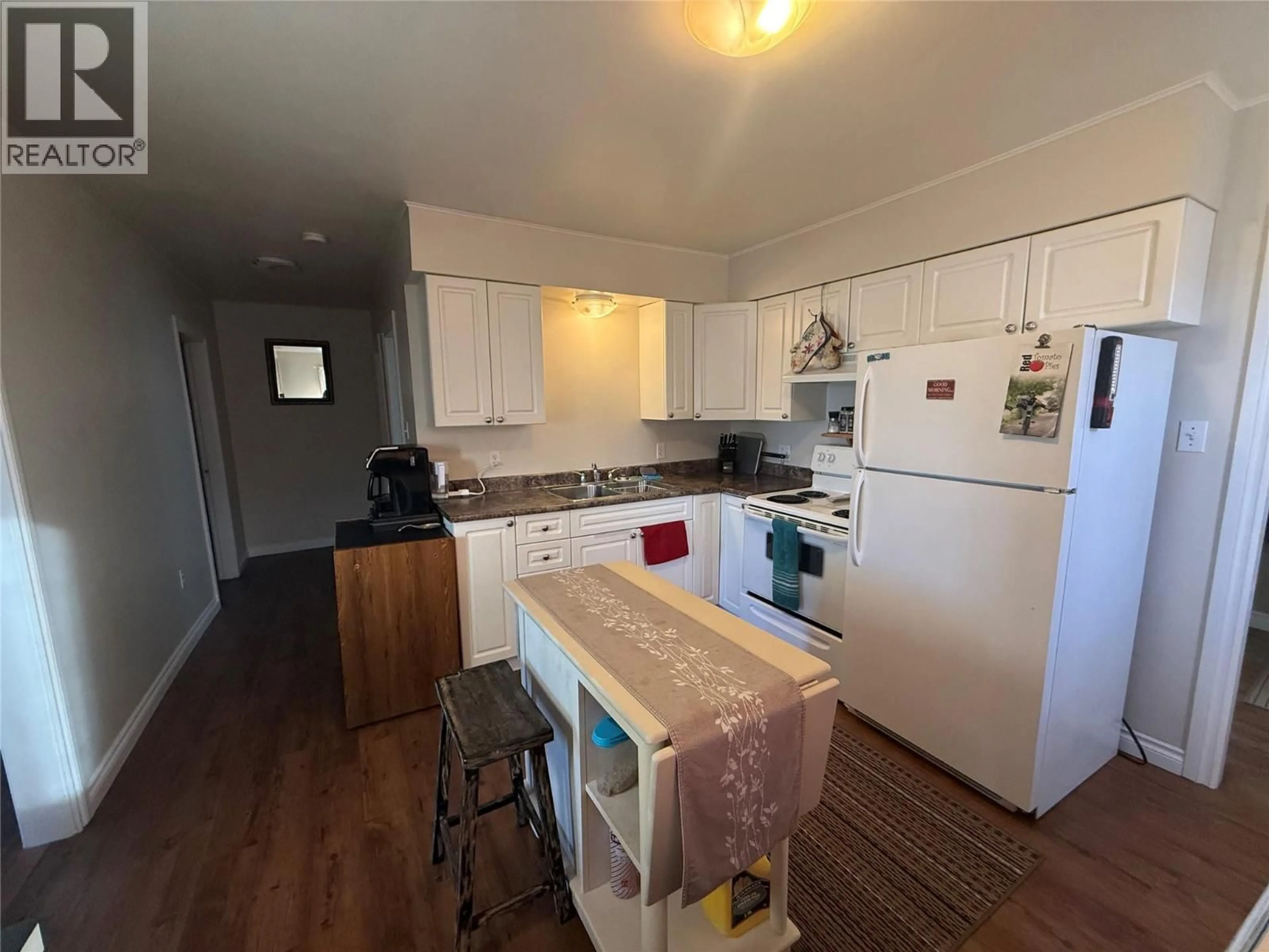 Standard kitchen, unknown for 9008/9010 8 STREET, Dawson Creek British Columbia V1G3N2