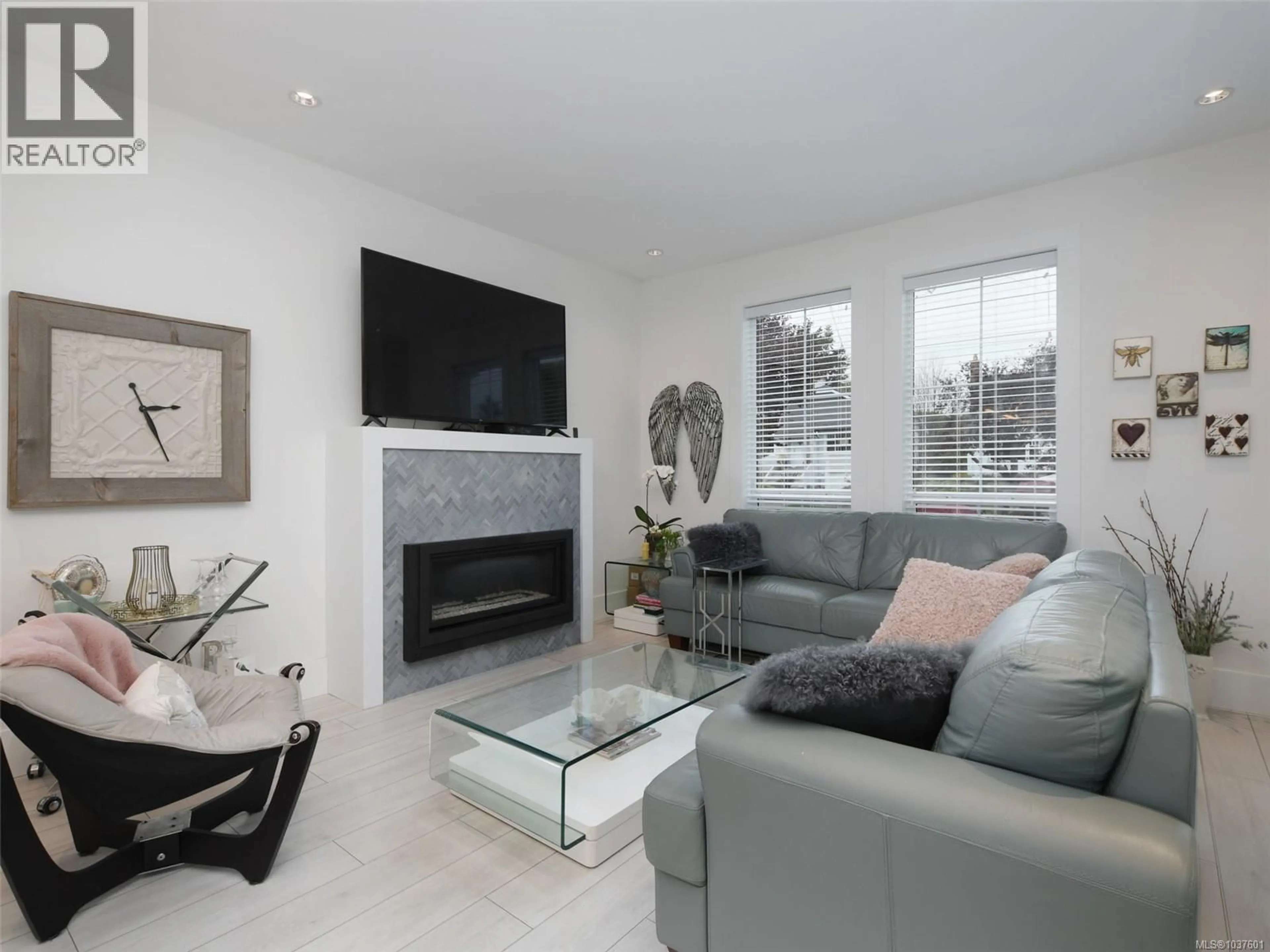 Living room with furniture, unknown for 127 WELLINGTON AVENUE, Victoria British Columbia V8V4H8