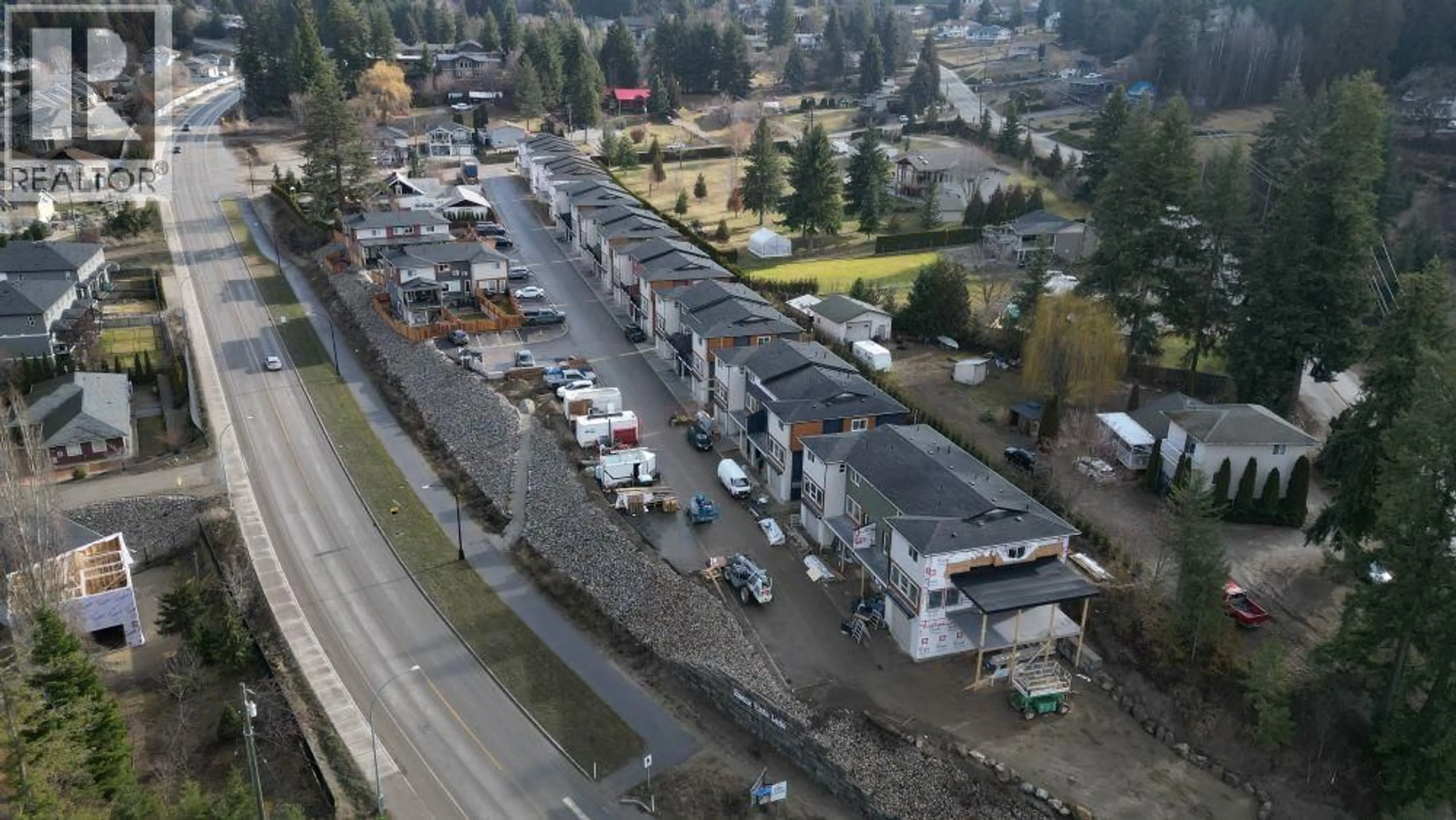 A pic from outside/outdoor area/front of a property/back of a property/a pic from drone, unknown for 32 - 981 12 STREET SOUTHEAST, Salmon Arm British Columbia V1E2C8