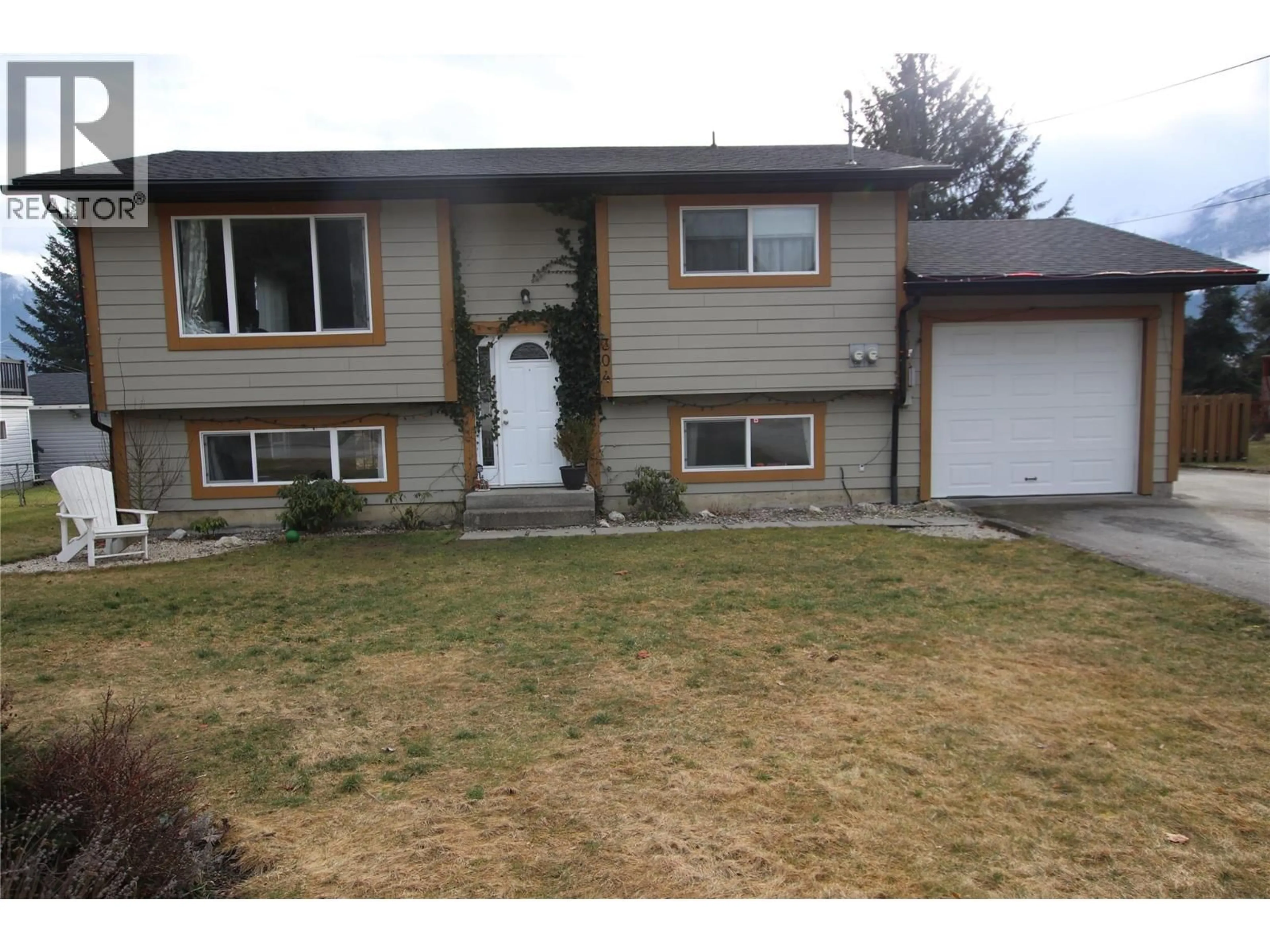 Home with vinyl exterior material, street for 304 5TH NW STREET, Nakusp British Columbia V0G1R0
