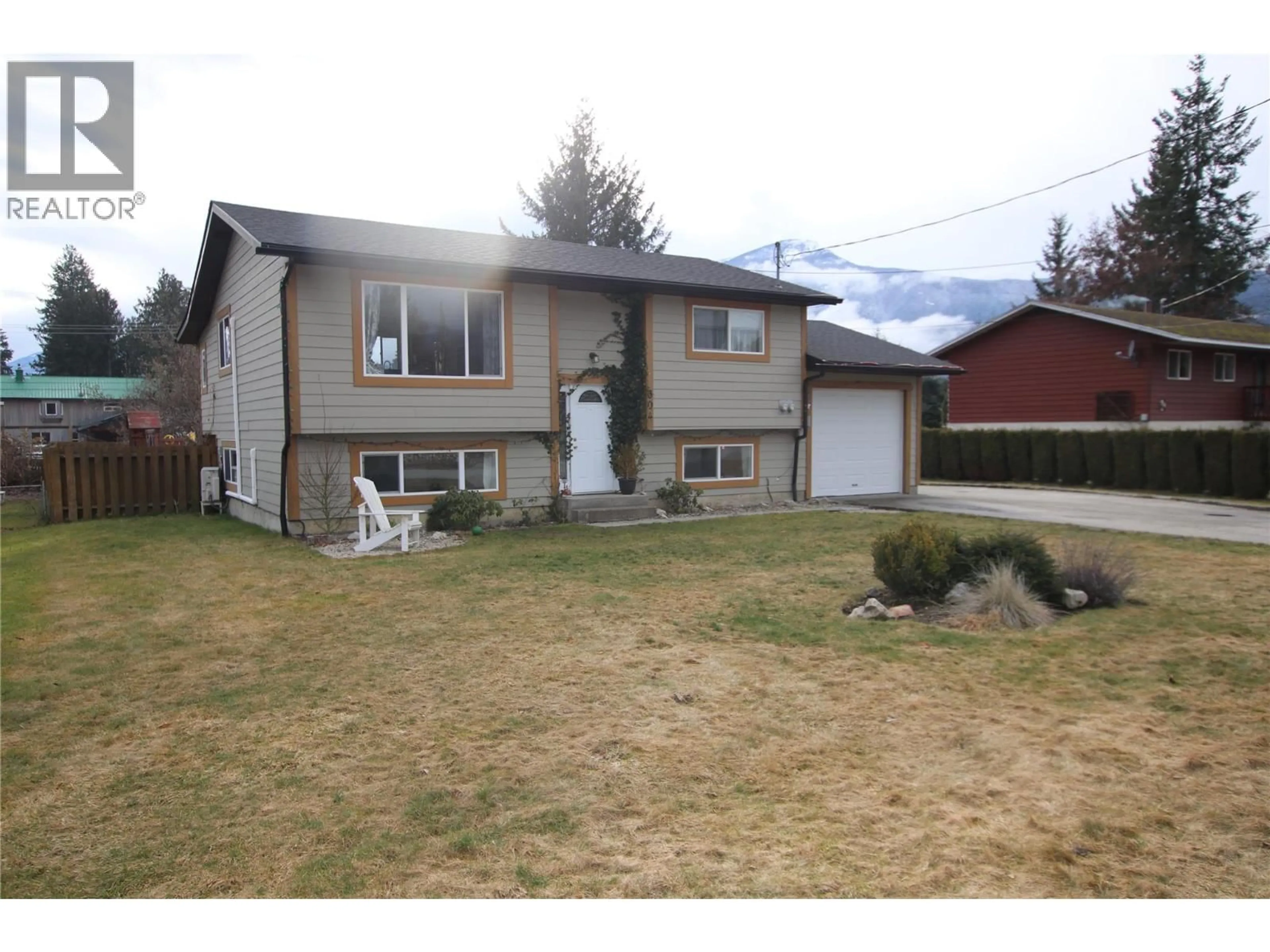 Home with vinyl exterior material, street for 304 5TH NW STREET, Nakusp British Columbia V0G1R0